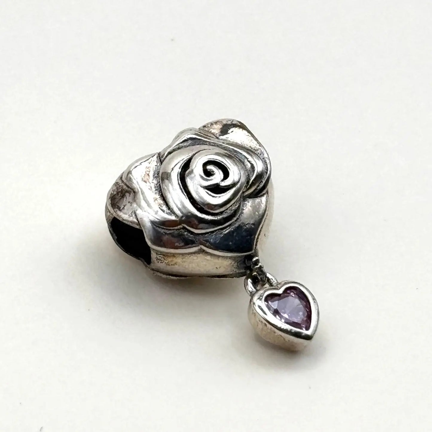 Charms Pand'OR en forme de fleur avec un petit pendentif en forme de cœur sur maillon en acier inoxydable