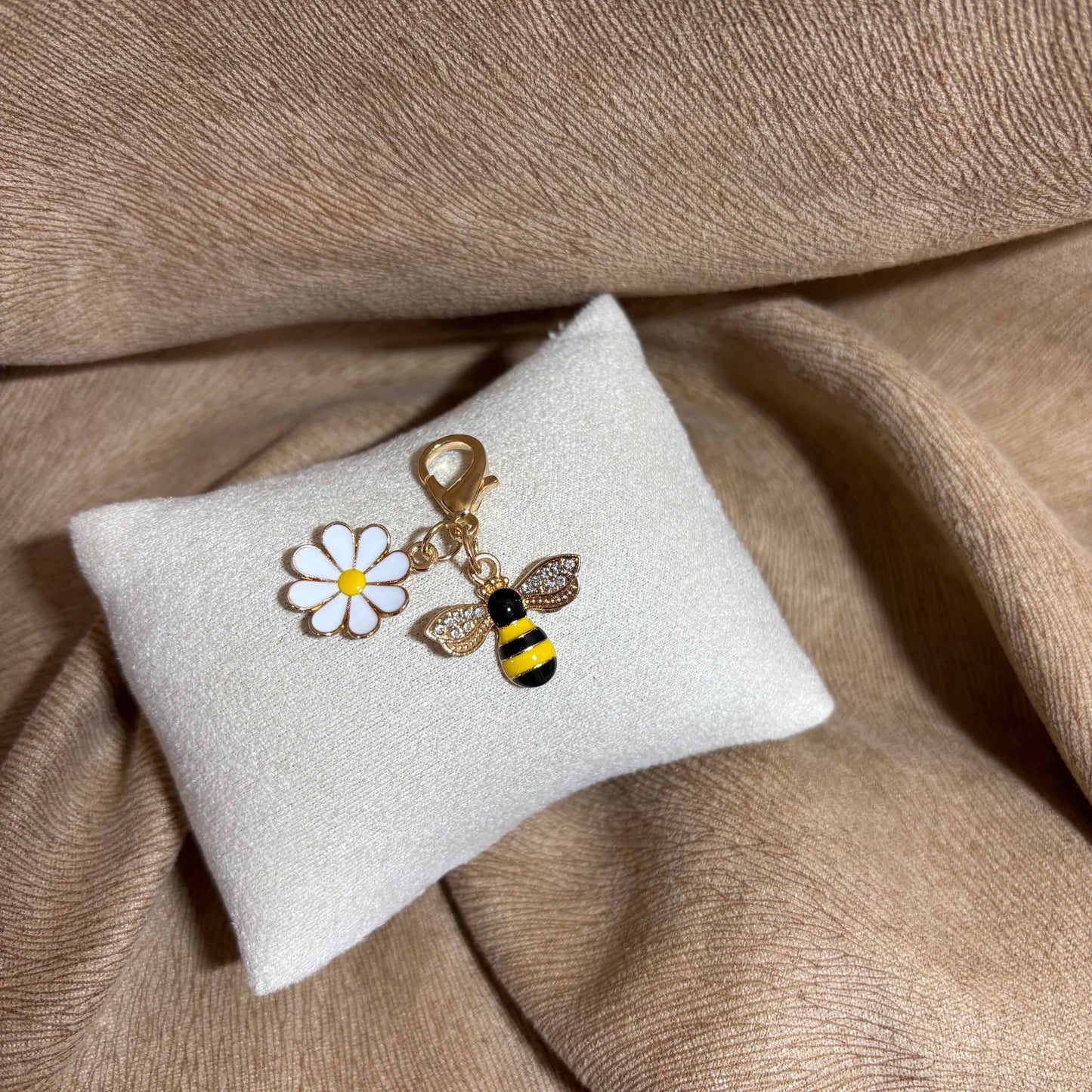 Bijou à accrocher doré avec breloque abeille et marguerite blanche vendu sur le site internet prêtes à briller