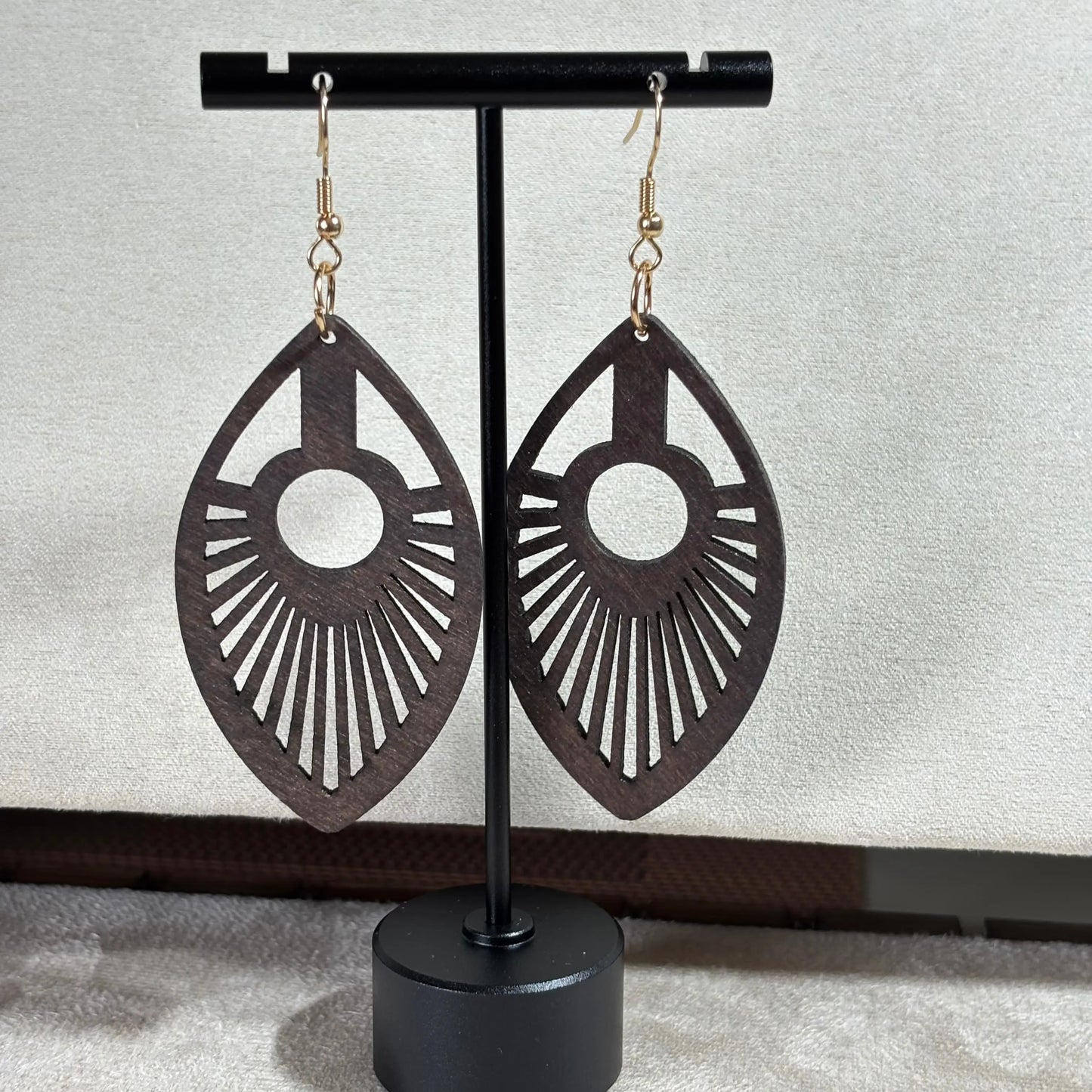 Boucles d'oreilles avec attache dorée boucle en bois en forme de goutte d'eau et motif ajouré vendues sur le site internet prêtes à briller