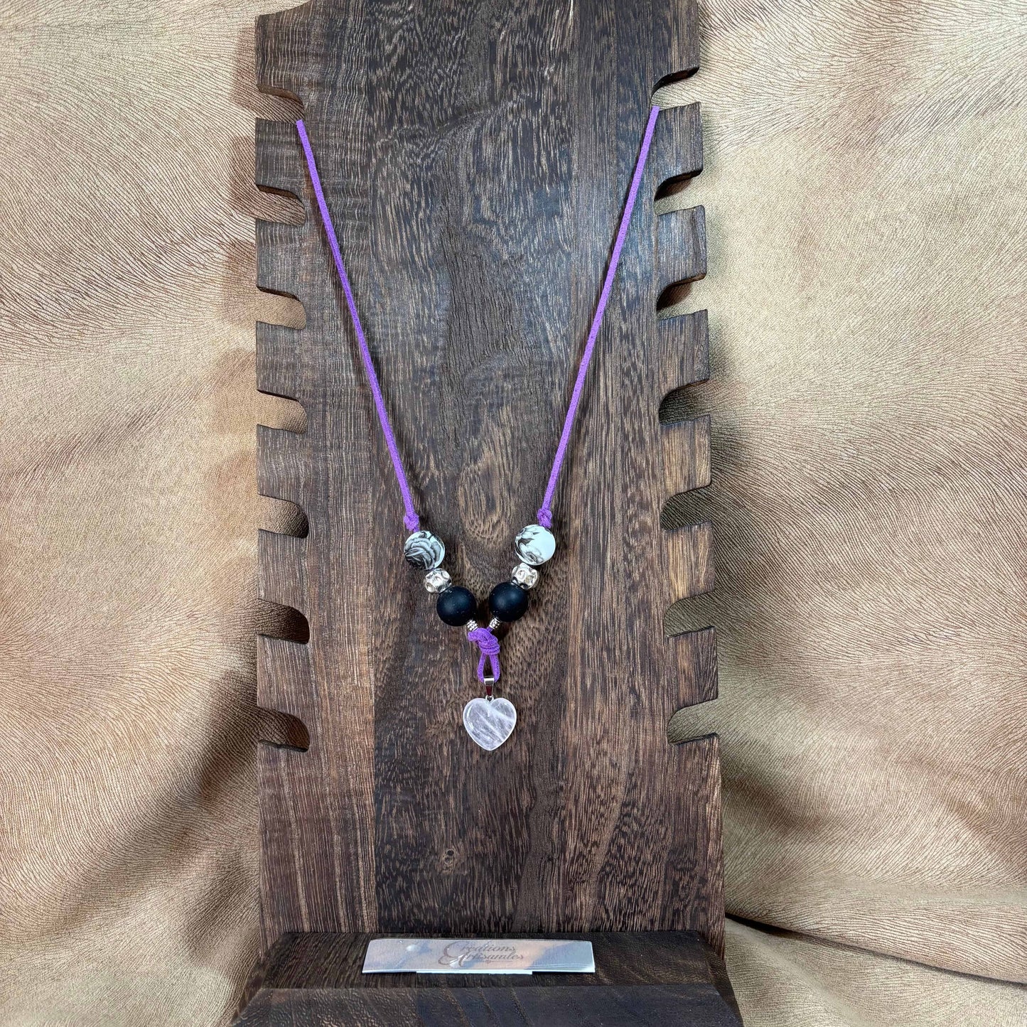 Collier artisanal | Collier sur cordon de cuir violet | Pendentif forme cœur en verre