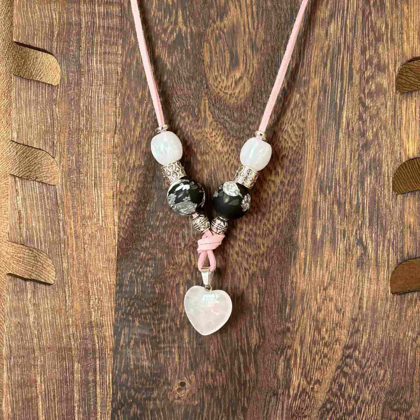 Collier artisanal sur cordon de cuir rose avec pendentif cœur en verre perles de verre et acryliques vendu sur le site internet prêtes à briller