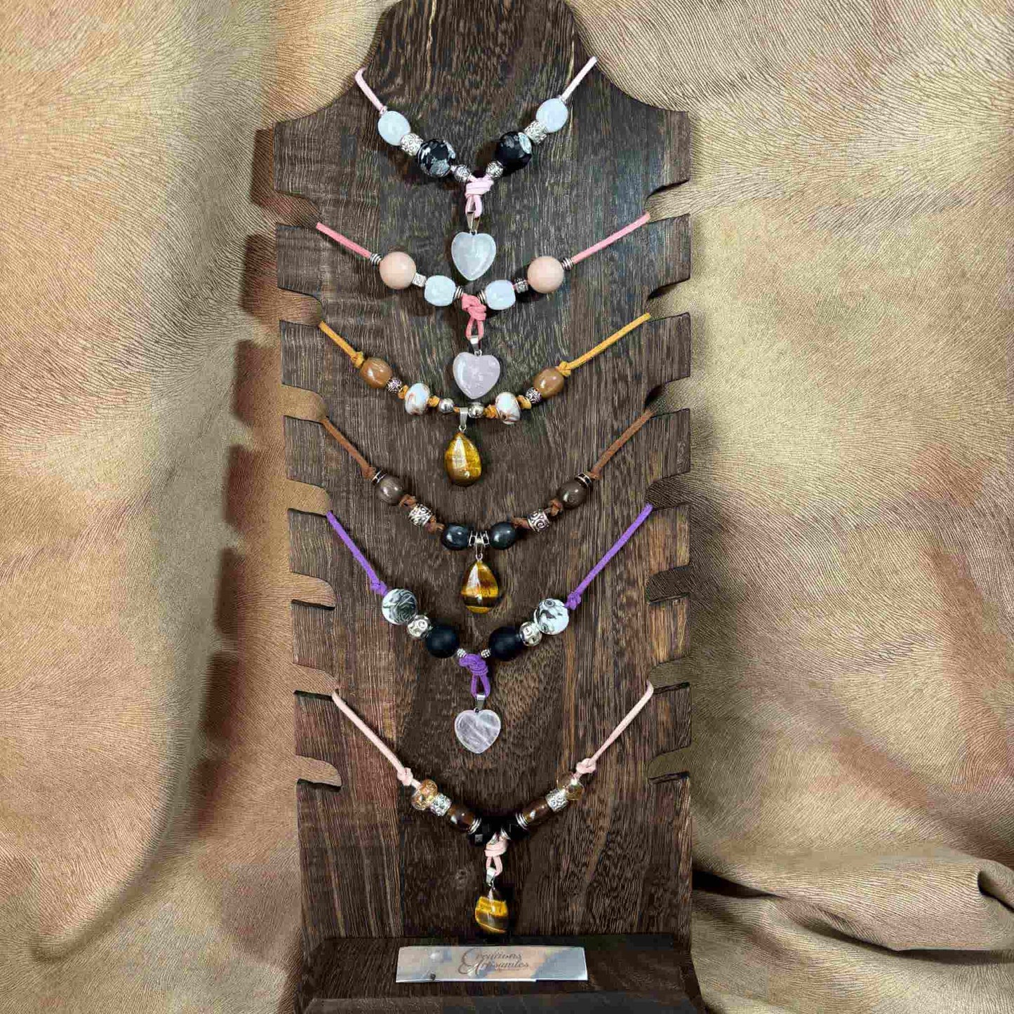 Colliers artisanaux sur cordon de cuir pendentif différentes couleurs perles verre et acrylique Prêtes à briller