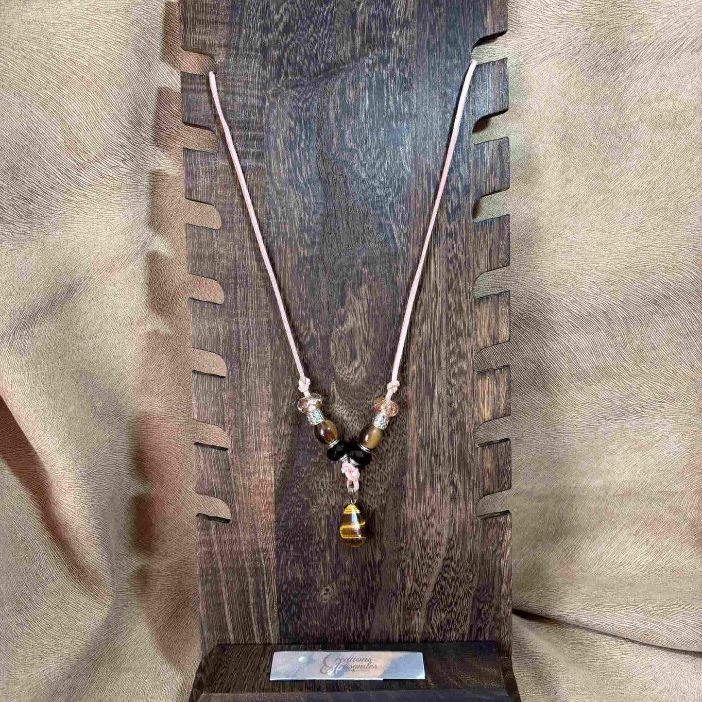 Collier artisanal sur cordon de cuir saumon avec pendentif goutte œil de tigre et perles de verre et acryliques vendu sur le site internet prêtes à briller