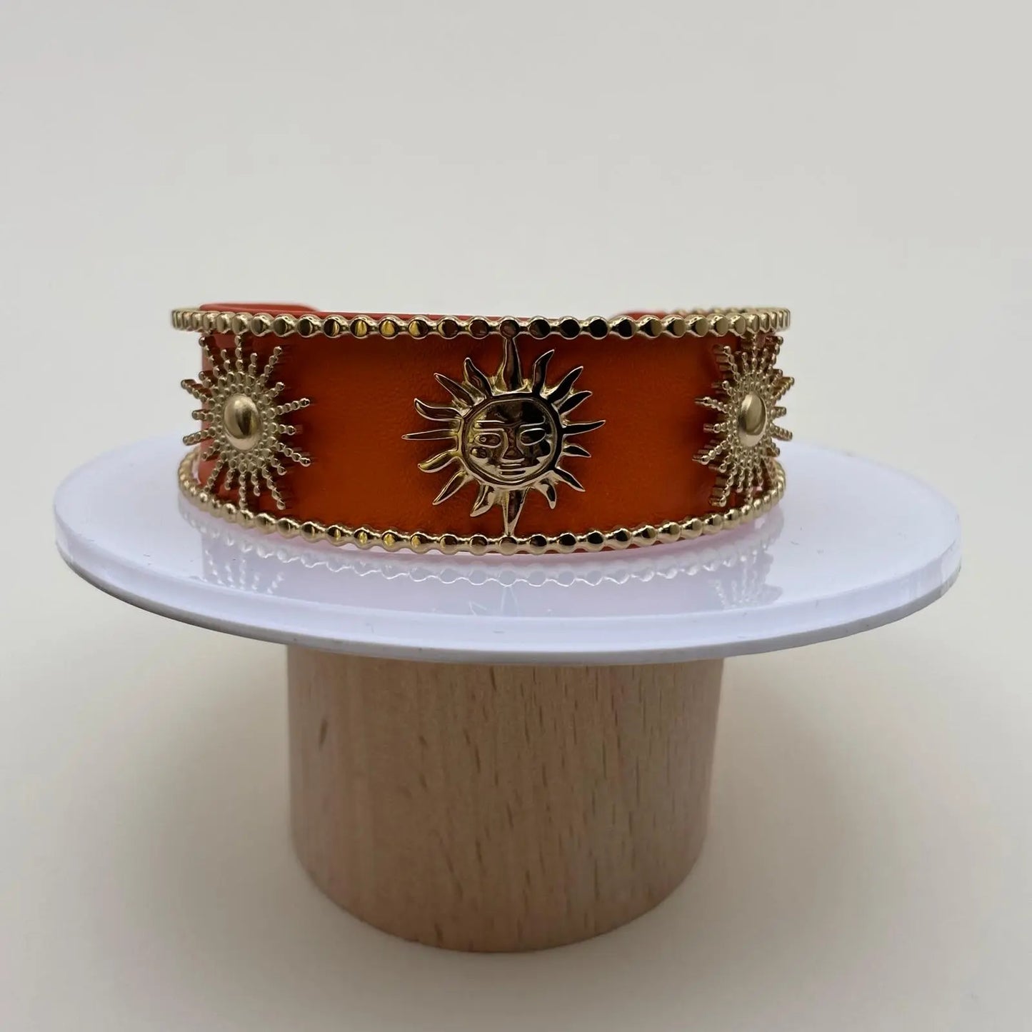 Bracelet rigide ouvert orange avec fleurs dorées et perles dorées