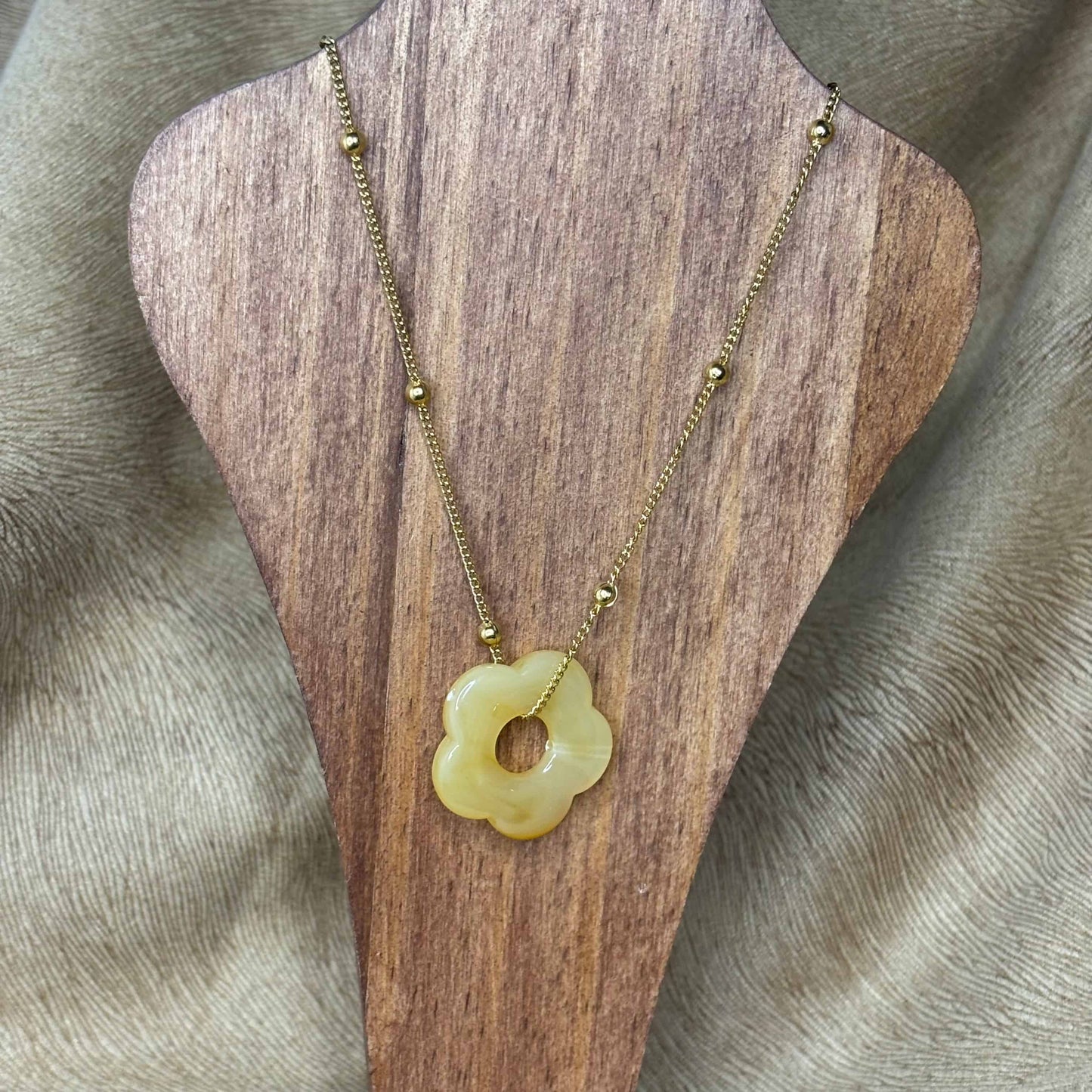 Collier fantaisie |Chainette dorée avec perles dorées |Pendentif fleur colorée jaune | Acier inoxydable