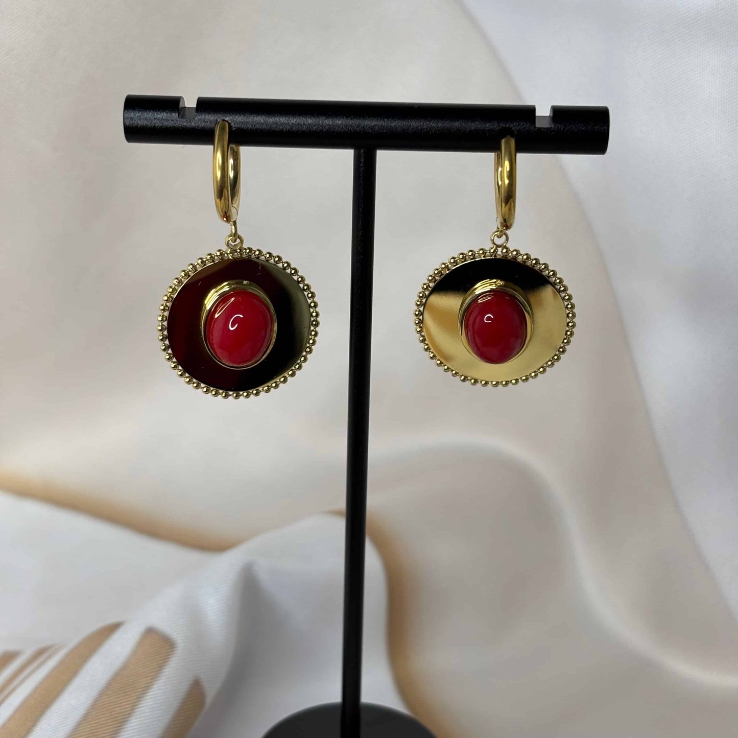 Boucles d'oreilles dorées sur mini créole | Motif centrale coloré rouge| Acier inoxydable