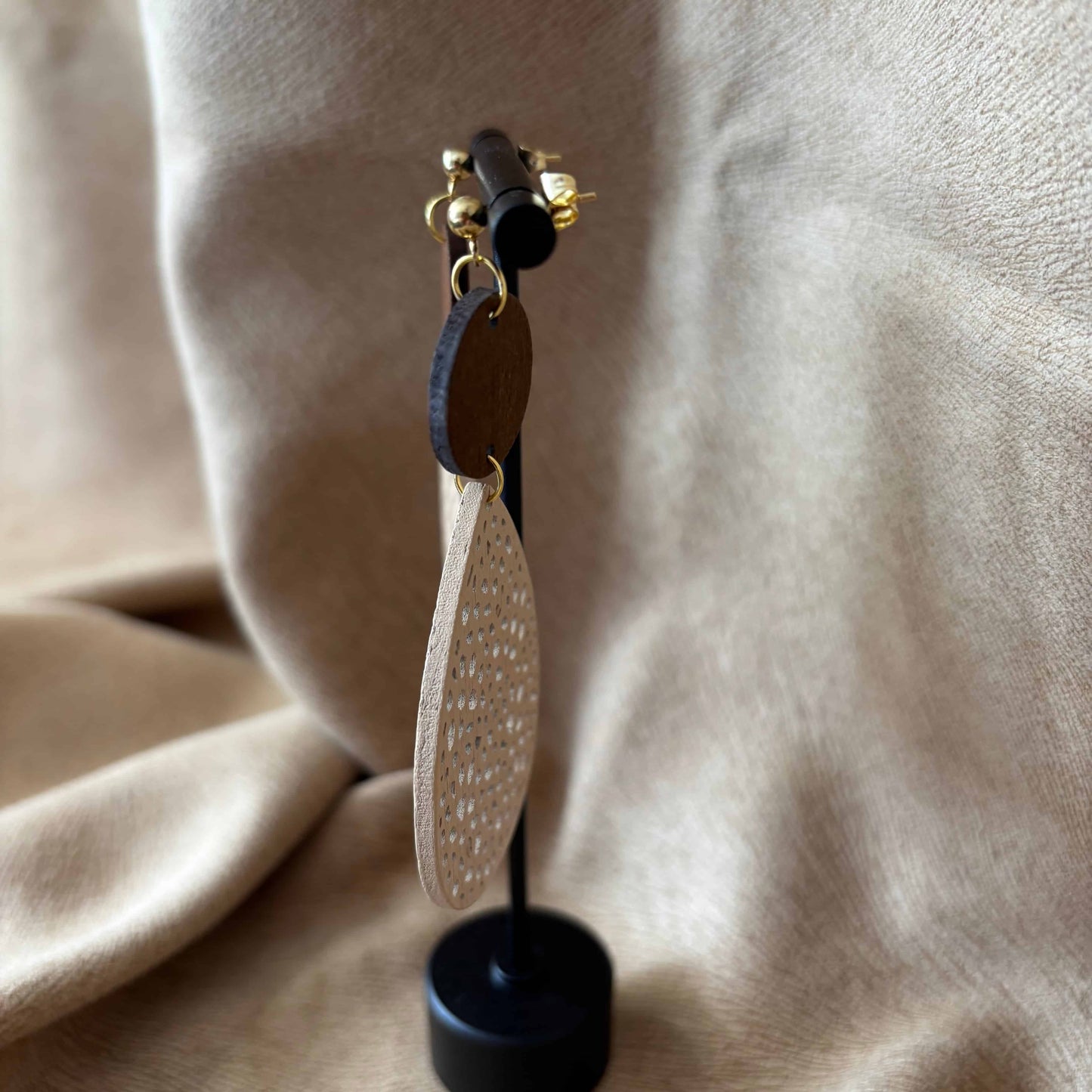 Boucles d'oreilles légères en bois motif goutte et petits trous