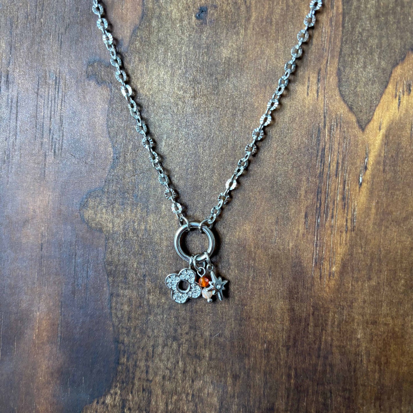 Collier argenté |Breloques soleil fleur et perles vue de près | Acier inoxydable