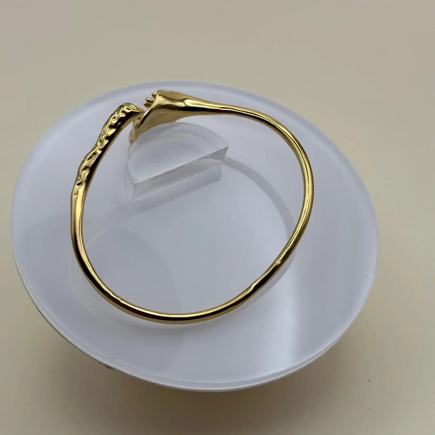 Bracelet doré rigide ouvert avec un motif fleur d'arum dorée
