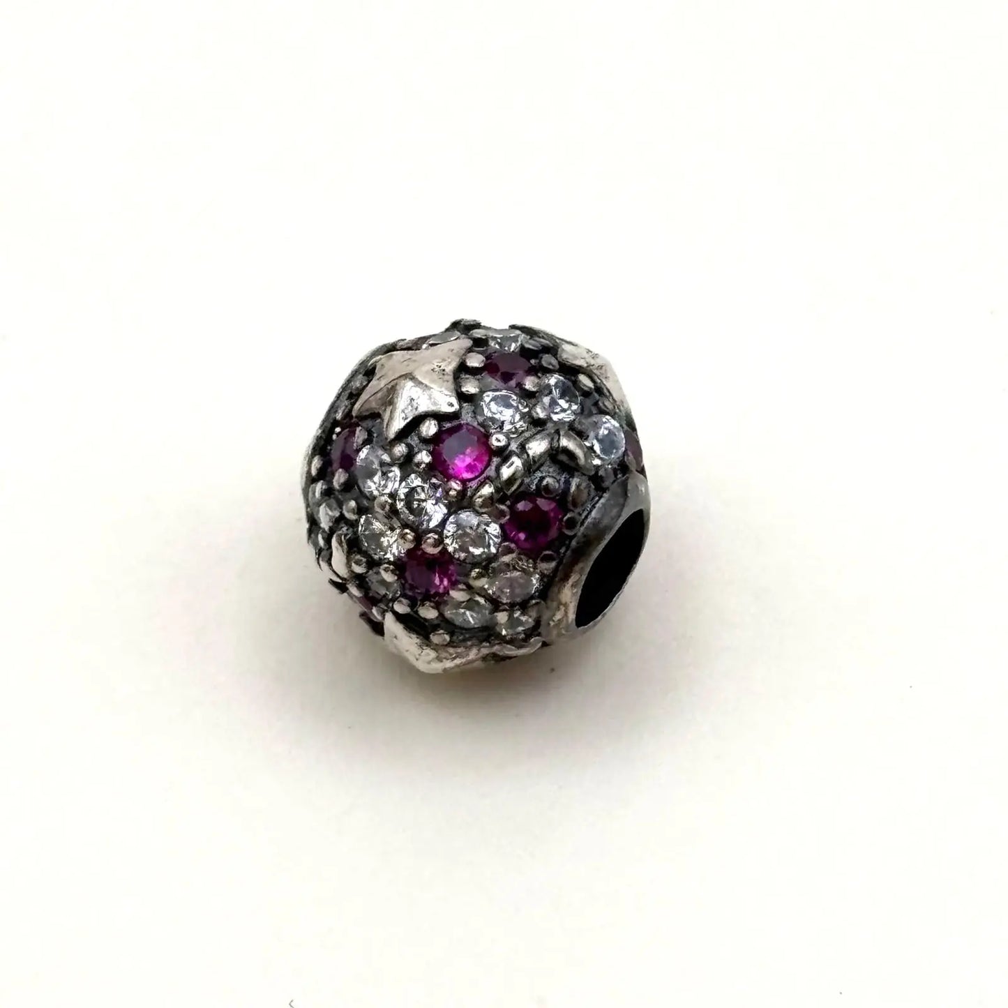 Vue de près d'un charms Pand'OR motif sphère étoiles et strass rose et blanc en argent Sterling