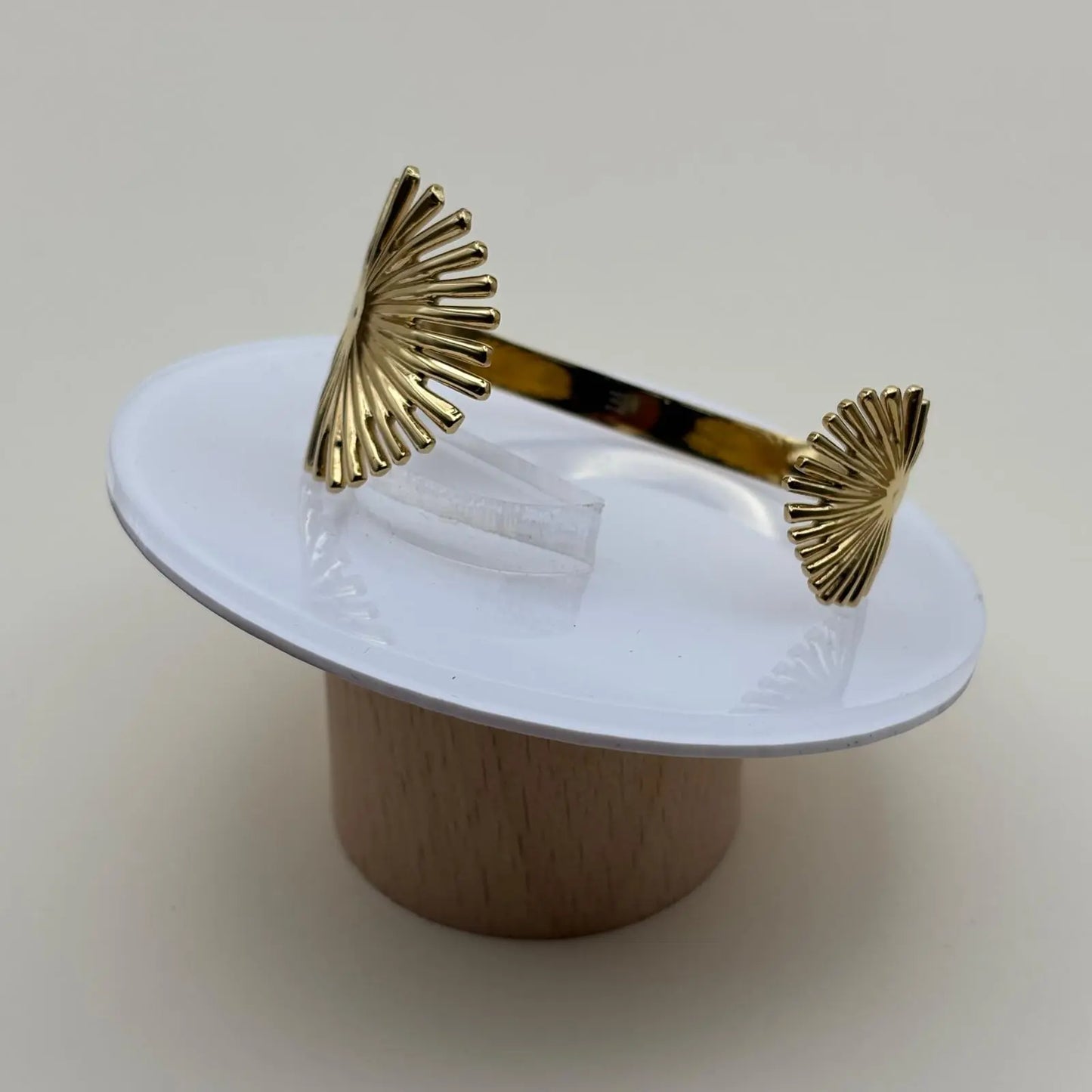 Bracelet rigide doré ouvert avec motif feuille de palmier dorée