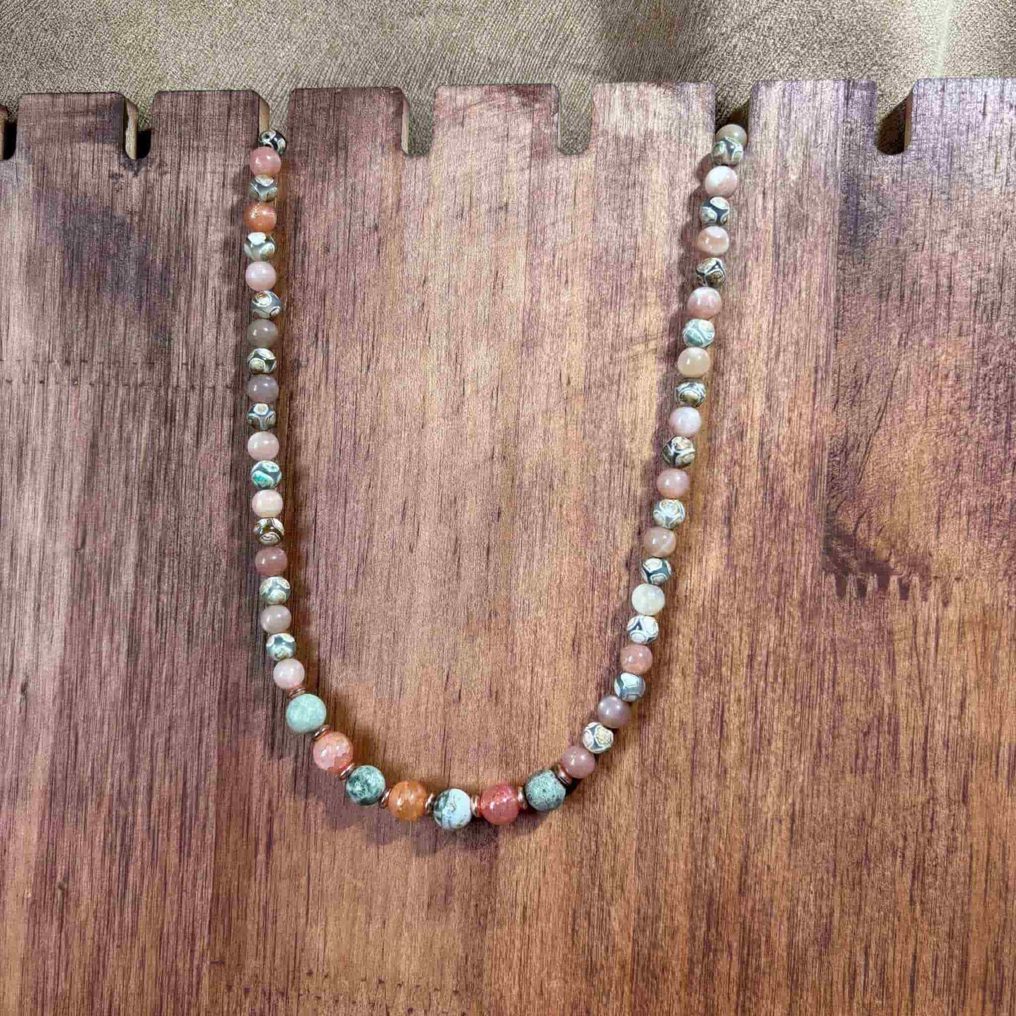 Collier artisanal en perles naturelles saumon perles bicolores sur élastique vendu sur le site internet prêtes à briller