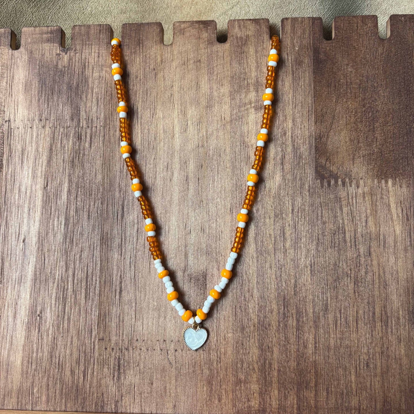 Collier artisanal |Collier avec breloque cœur nacré |Perles de verre oranges et blanches