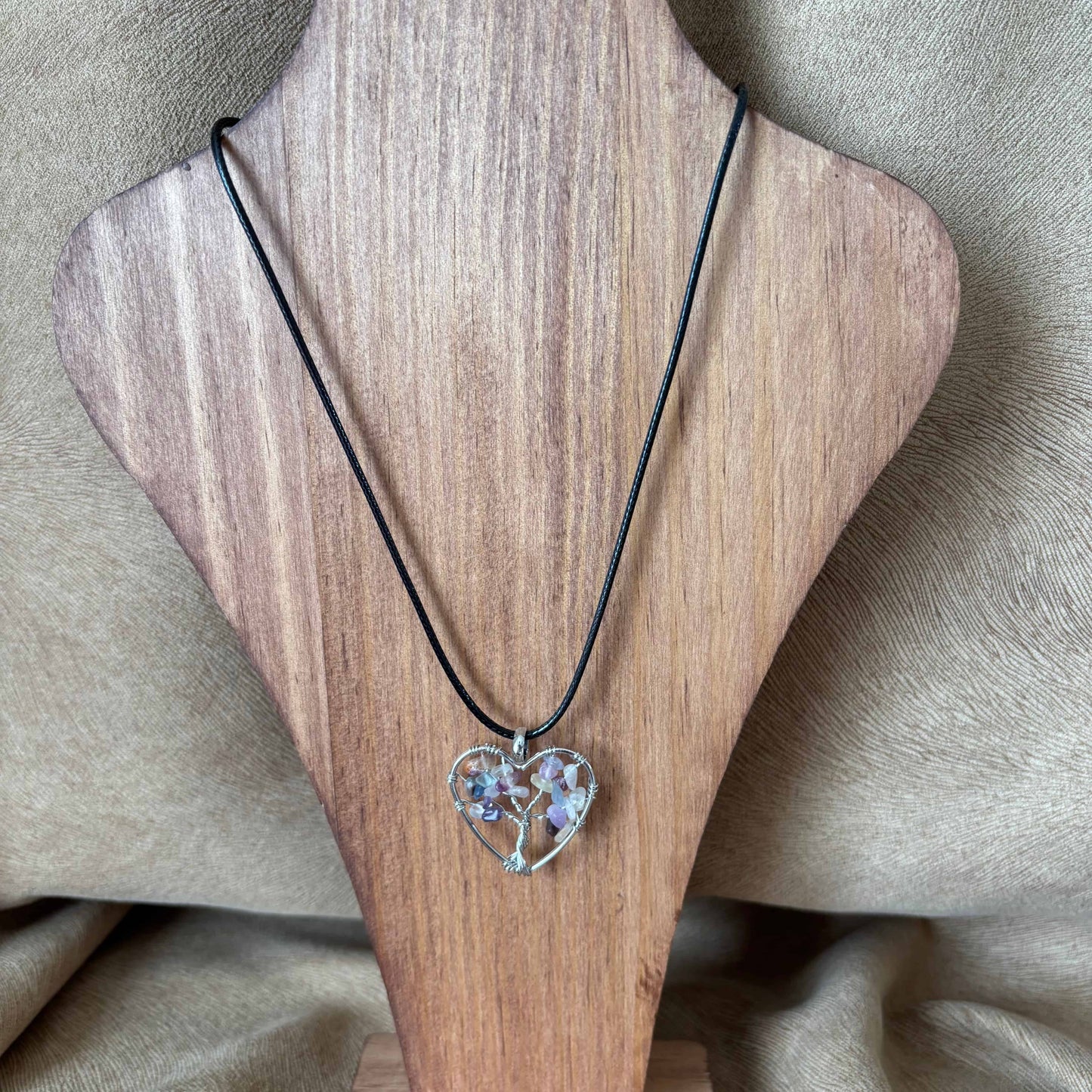 Collier artisanal | Collier cordon nylon ciré noir | Pendentif forme cœur en métal | Perles pastels acryliques sur arbre de vie