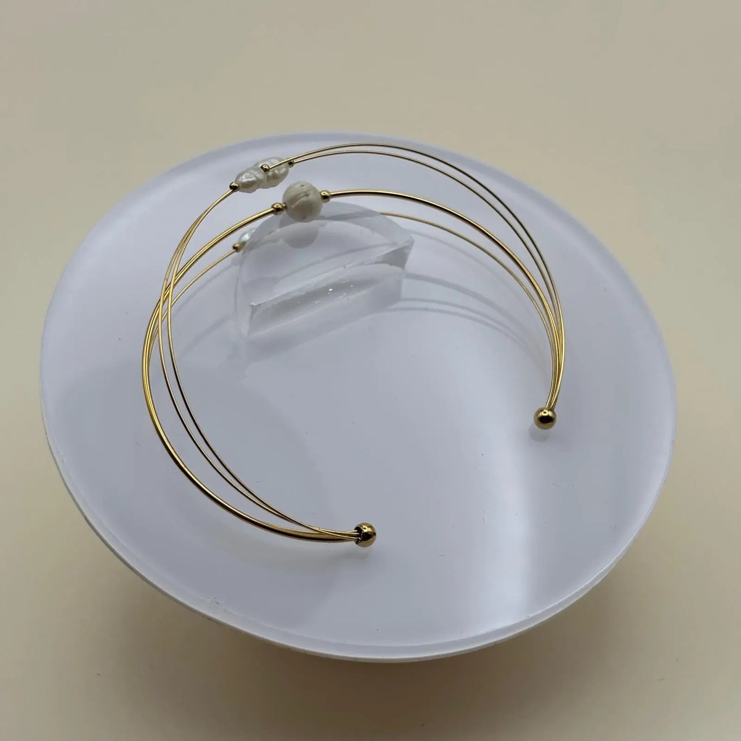Bracelet couleur dorée semi rigide ouvert avec des perle d'eau douce blanches bracelet en acier inoxydable doré