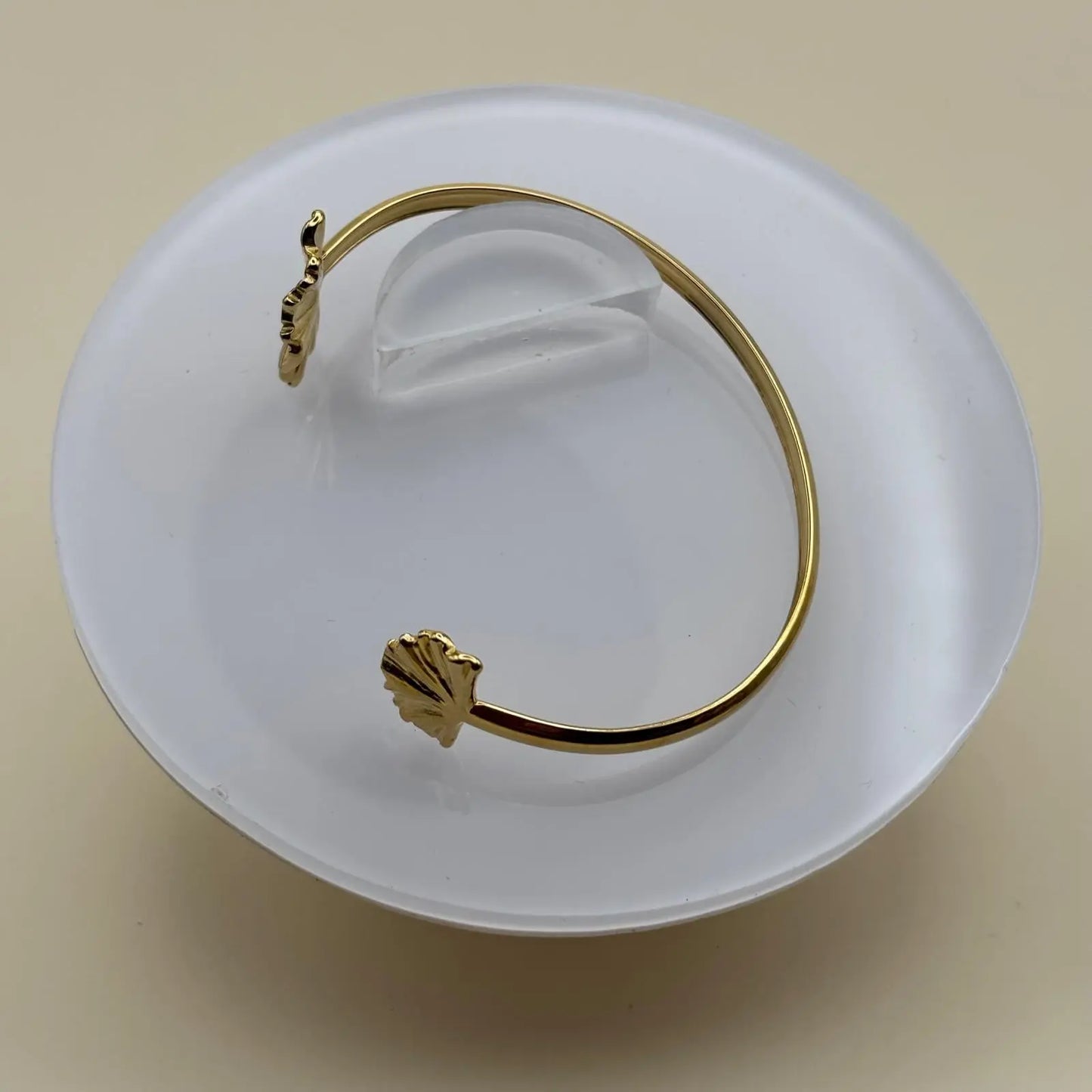Bracelet doré rigide avec motifs feuille en acier inoxydable vendu sur le site internet prêtes à briller