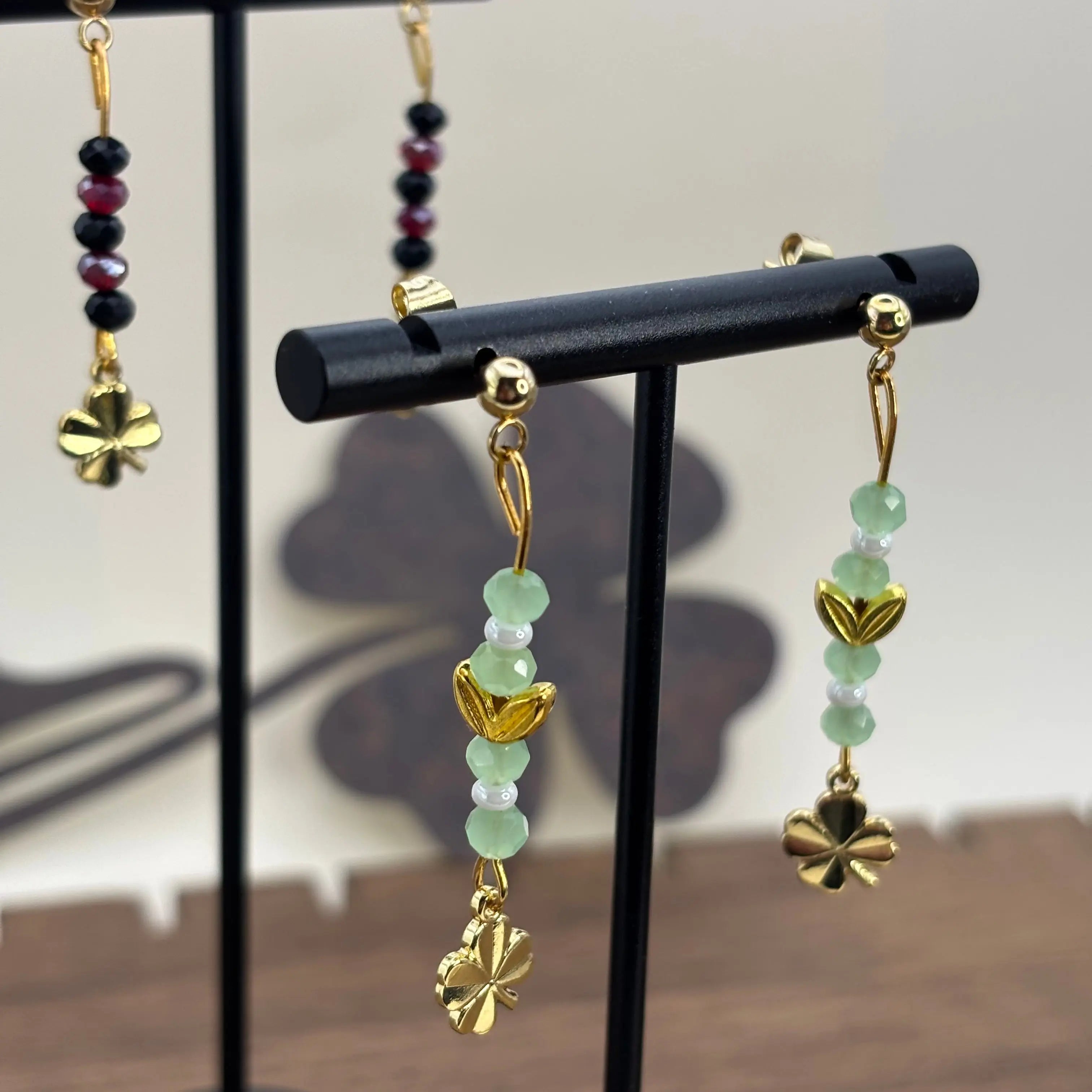 Femme blonde portant des boucles d'oreilles artisanales Image