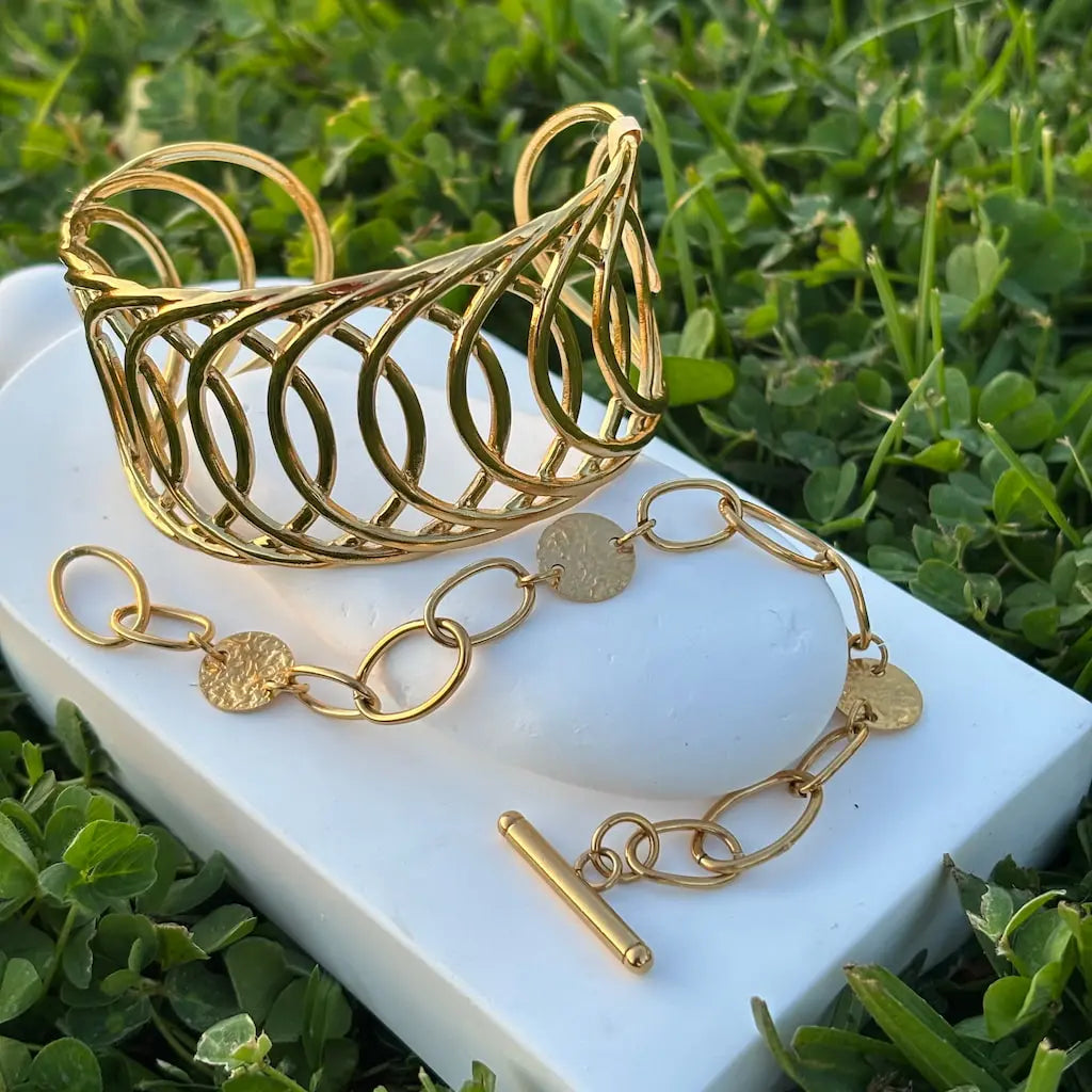 Bracelets-Dorés-Prêtes-à-briller-Brillance-élégance-au-poignet Prêtes à briller Image