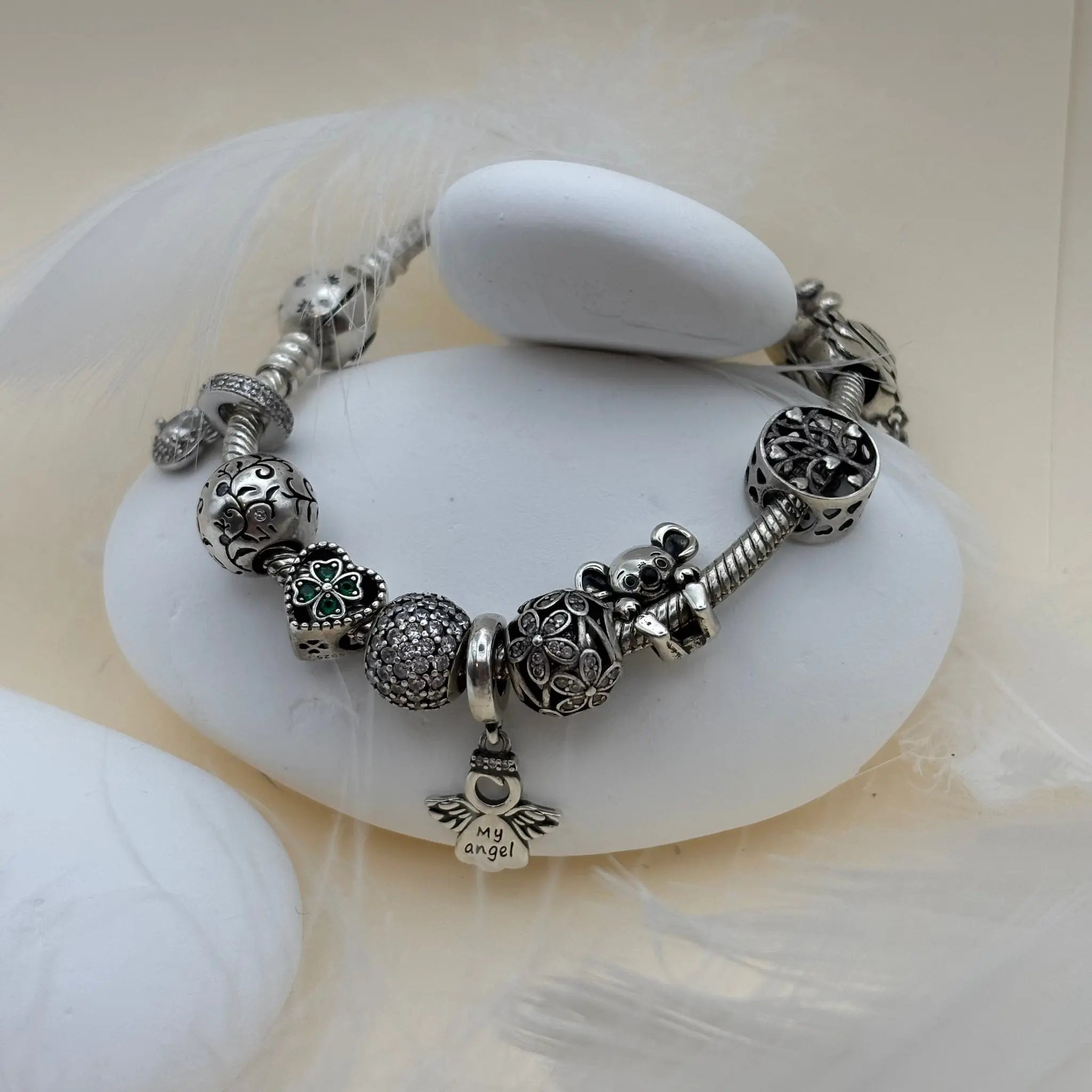 Une femme blonde portant un bracelet pandor à Paris Image