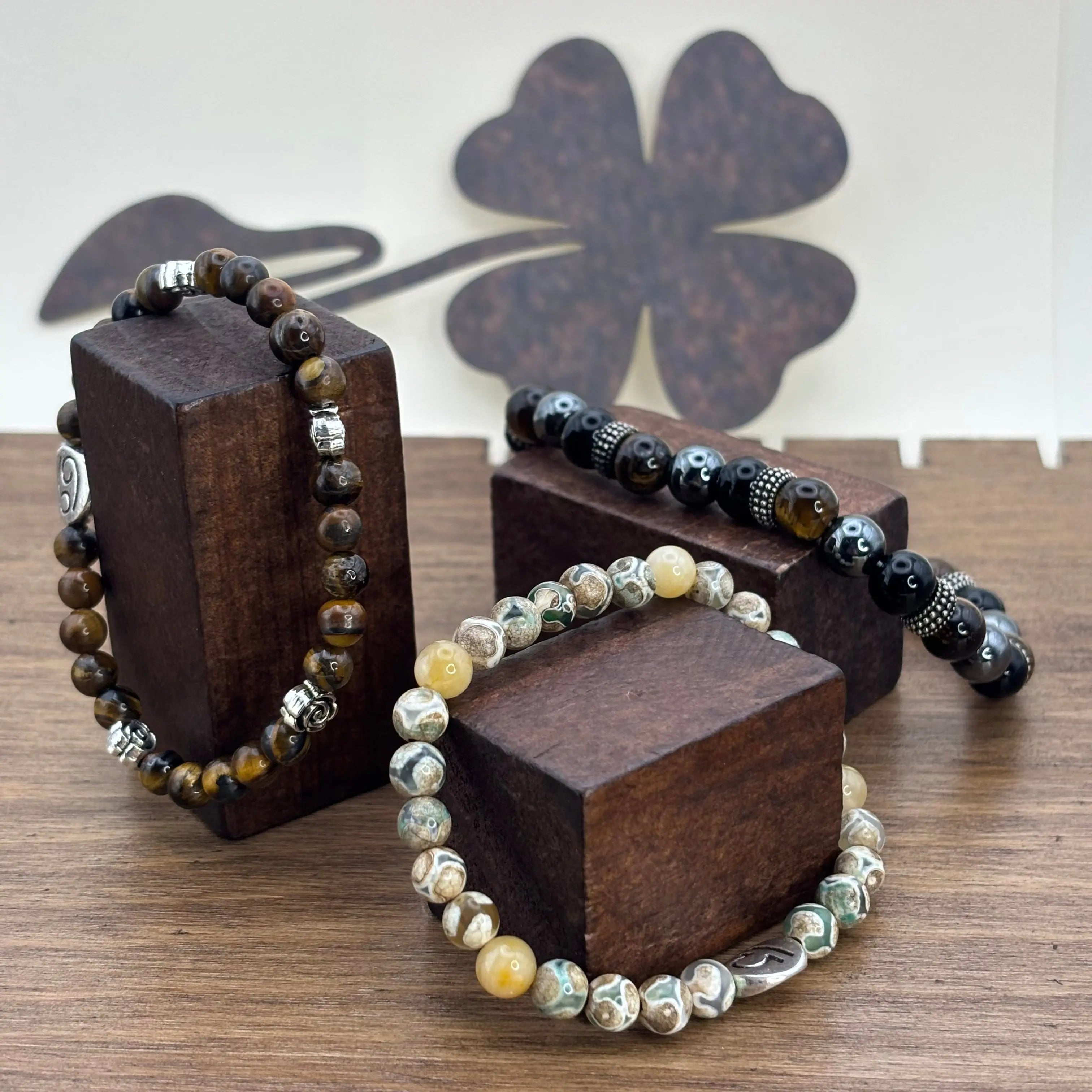 Un bracelet en perles avec des cartes de tarots tout autour Image