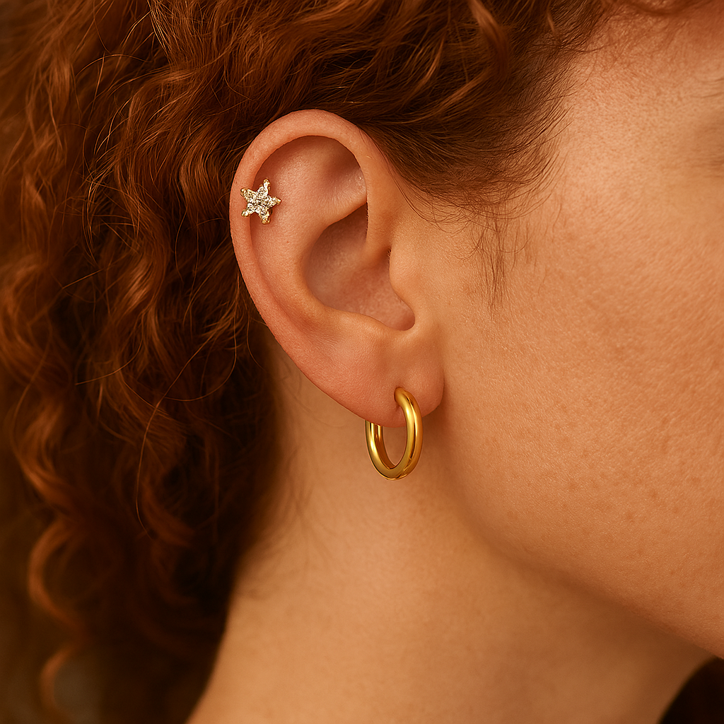 Gros plan sur l'oreille d'une femme  la trentaine rousse  avec les cheveux bouclés qui porte un piercing en hélix, et un anneau doré sur le lobe Image