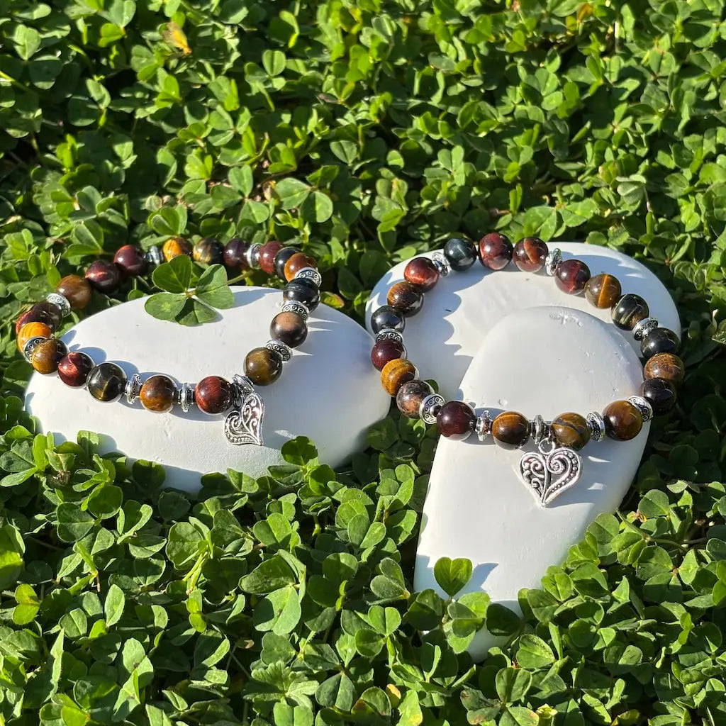 Un duo de bracelets en pierres naturelles sur de la végétation Image