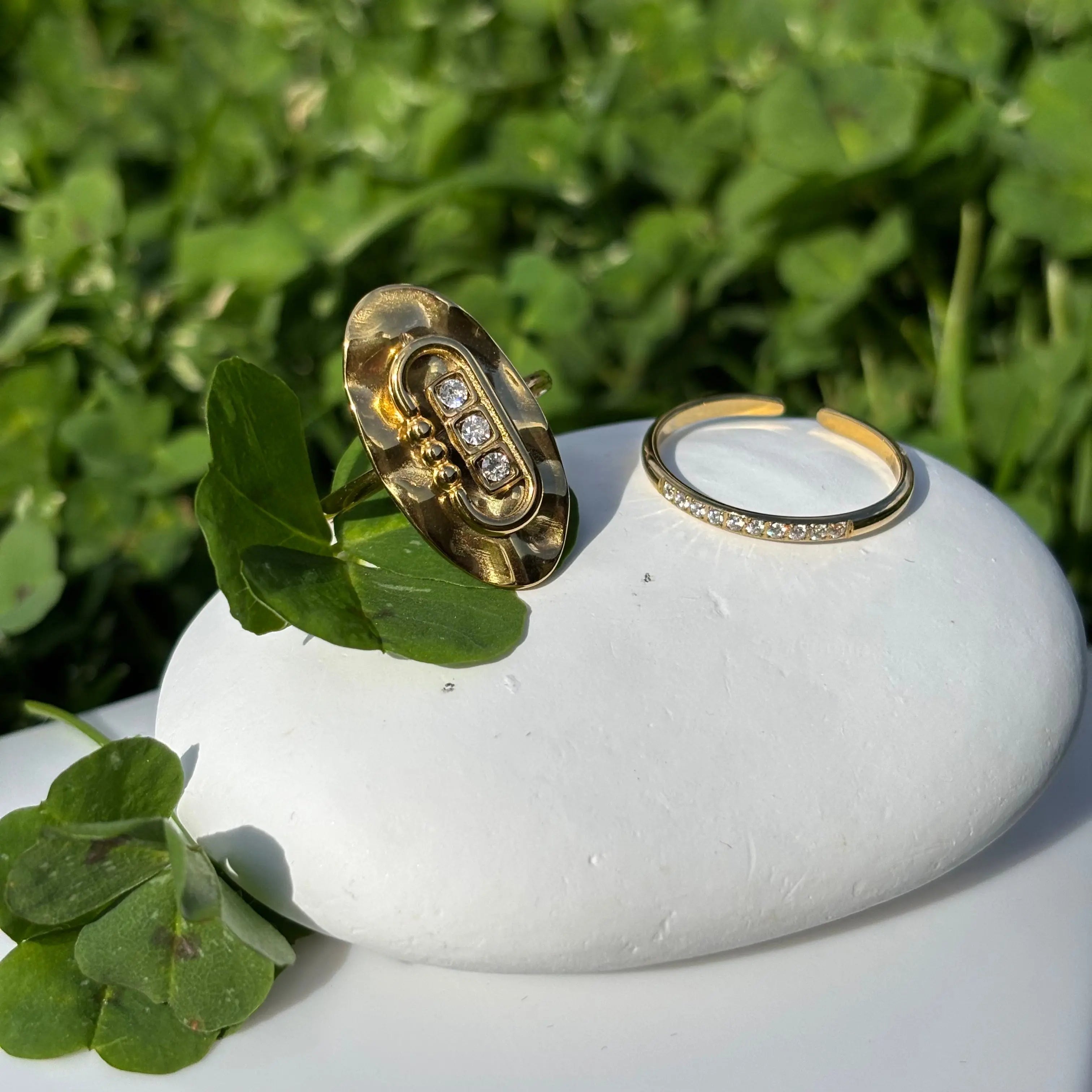 Femme portant une bague et un café fumant Image