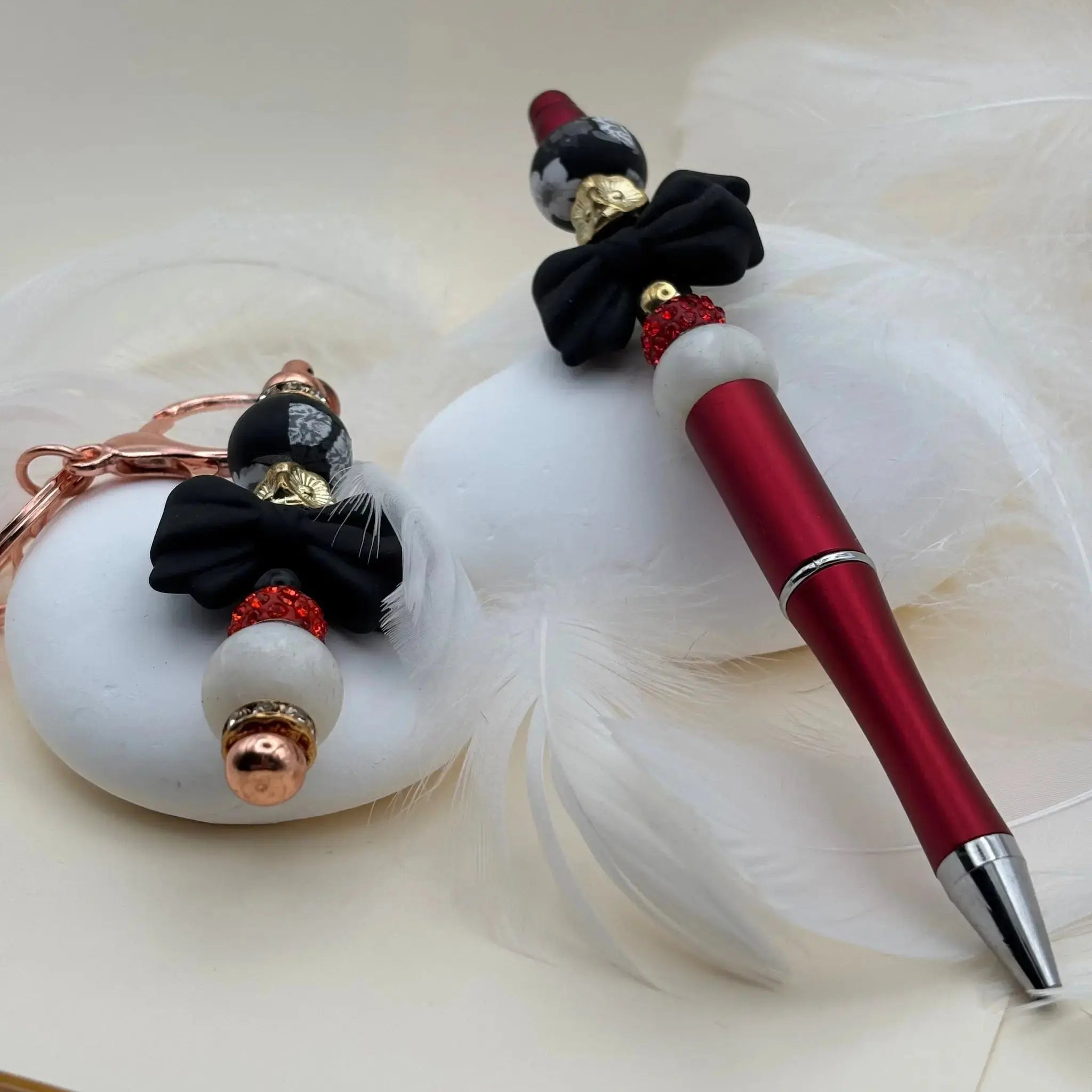 Un ensemble d'un stylo artisanal et d'un porte clés rouge Image