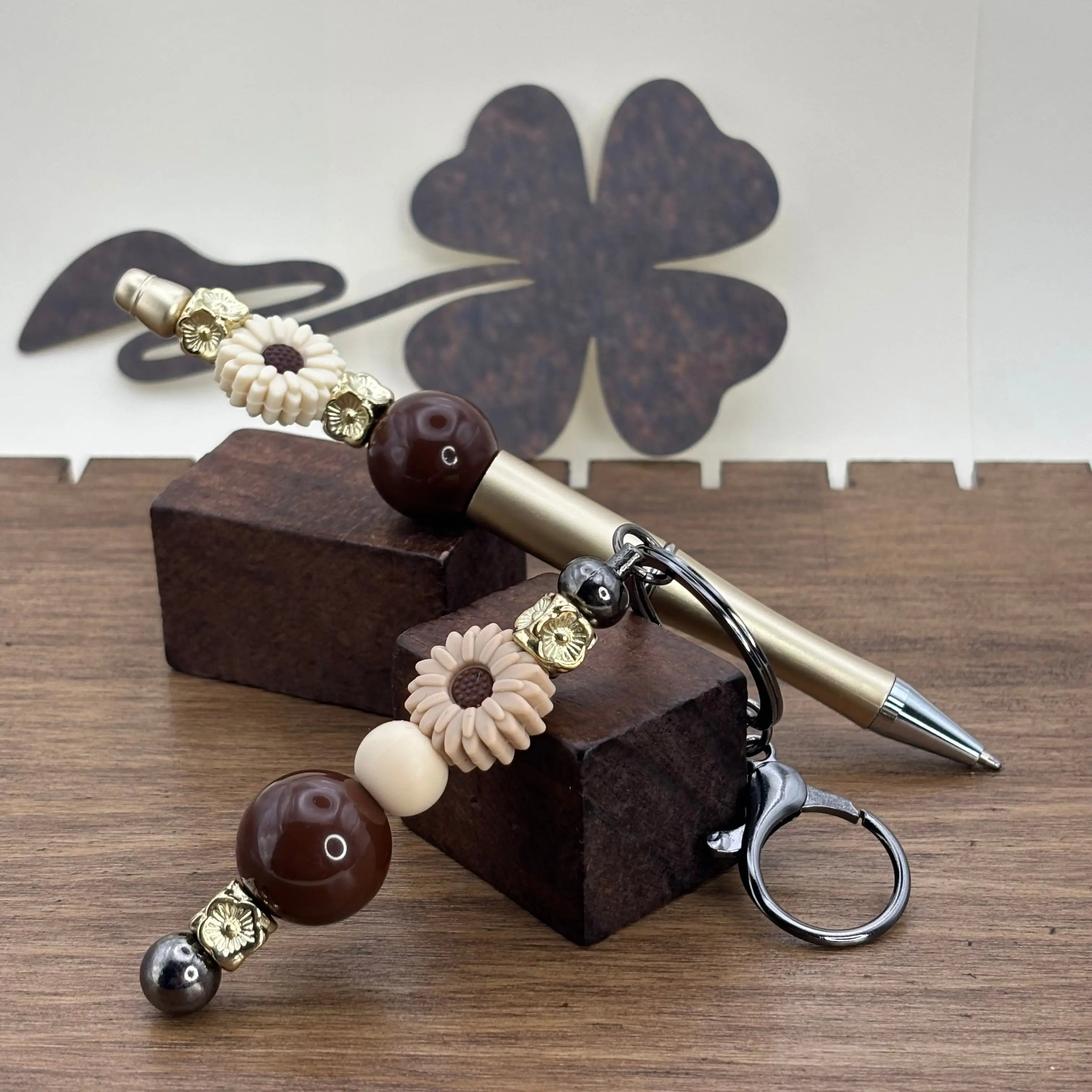 Un ensemble d'un stylo artisanal et d'un porte clés rouge Image