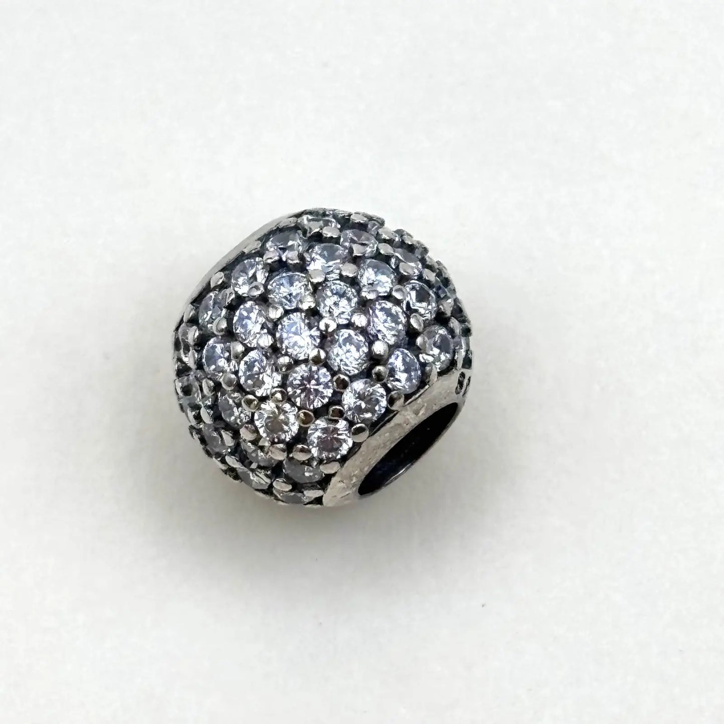 Charms Pand'OR en forme de boule en strass il est en argent sterling