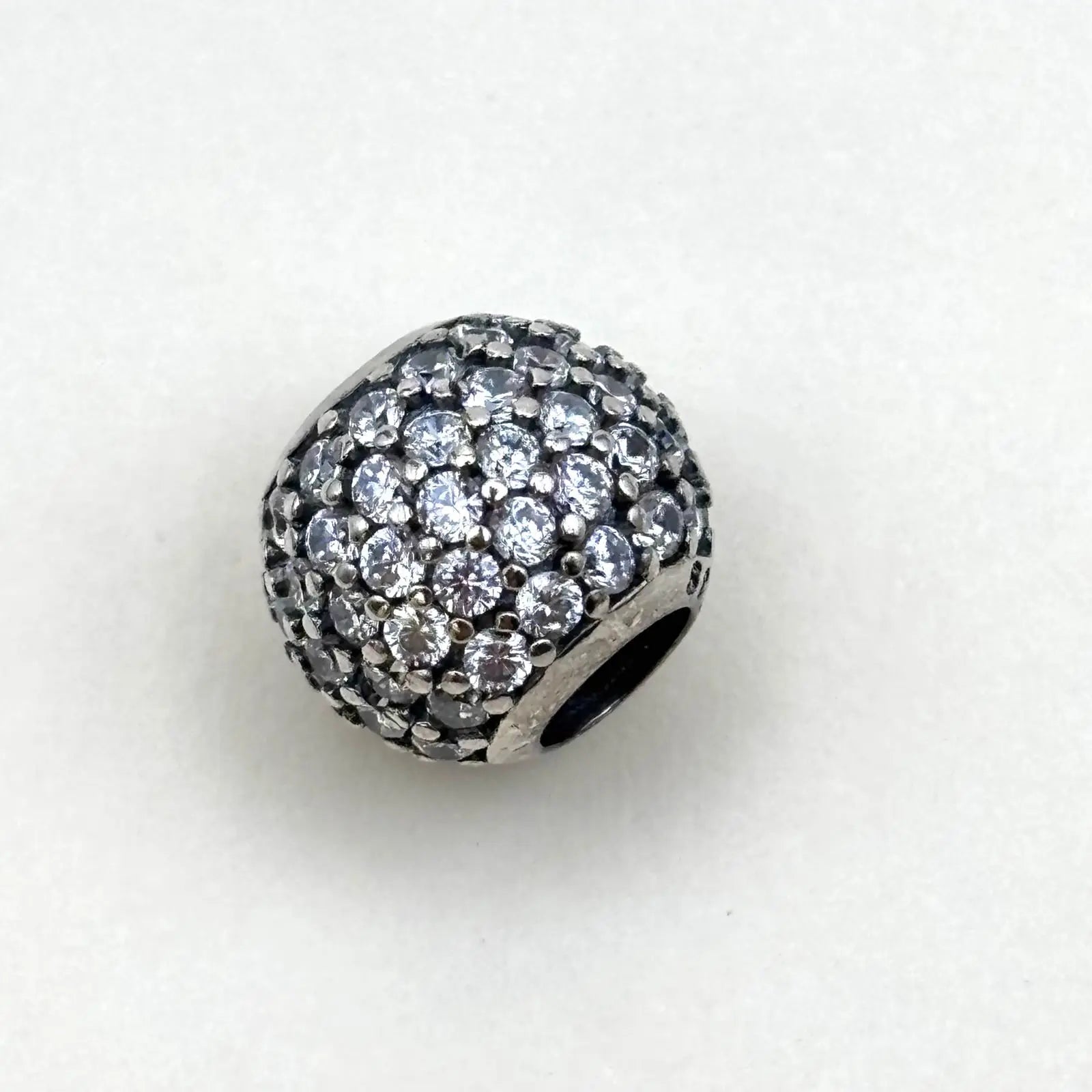 Charms Pand'OR en forme de boule en strass il est en argent sterling
