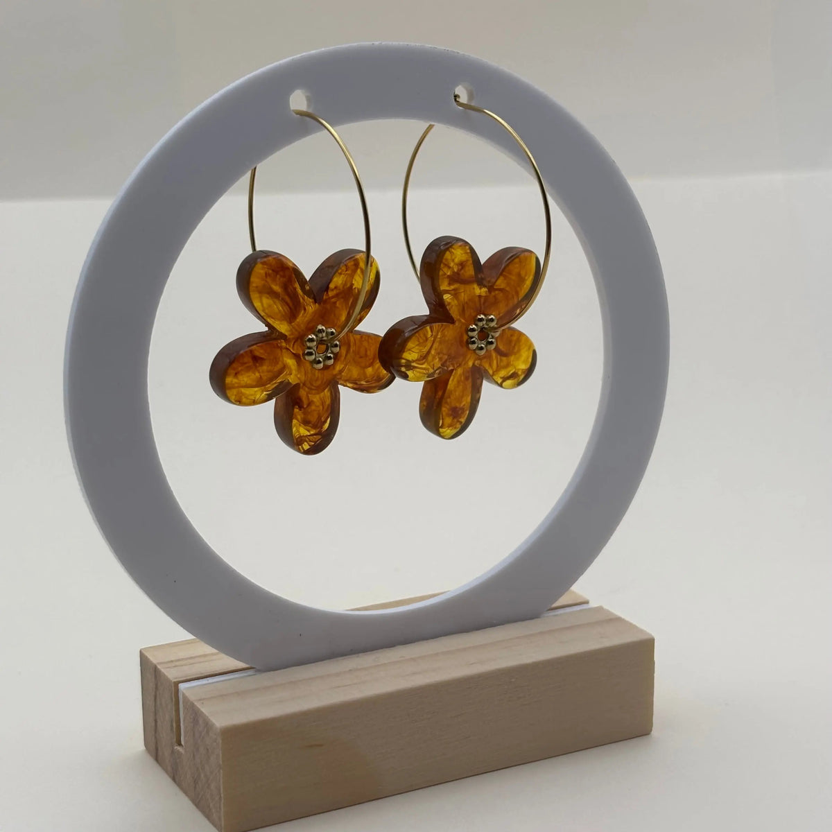 Boucles d’oreilles en résine en forme de fleurs couleur ambre
