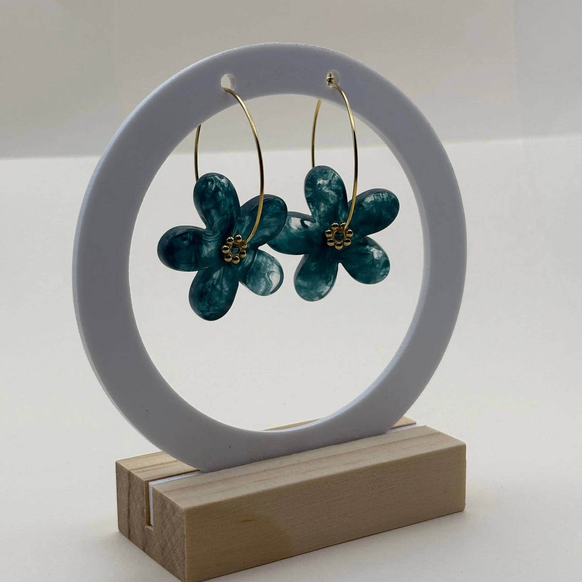 Boucles d’oreilles en résine en forme de fleurs couleur bleue