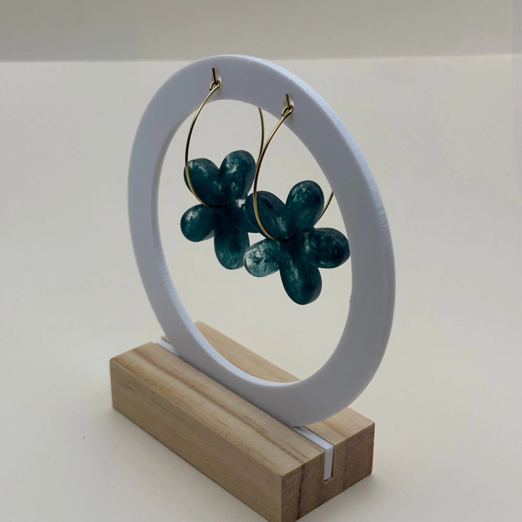 Une paire de boucles d’oreilles en résine en forme de fleurs couleur bleue
