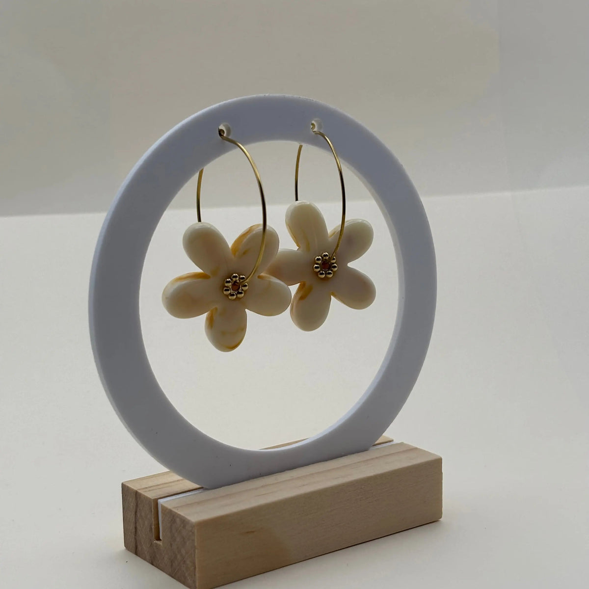 Boucles d’oreilles en résine en forme de fleurs couleur écrues