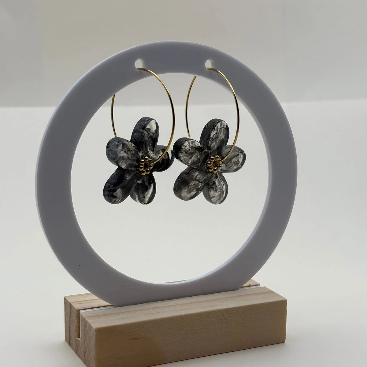 Boucles d’oreilles en résine en forme de fleurs couleur noires 