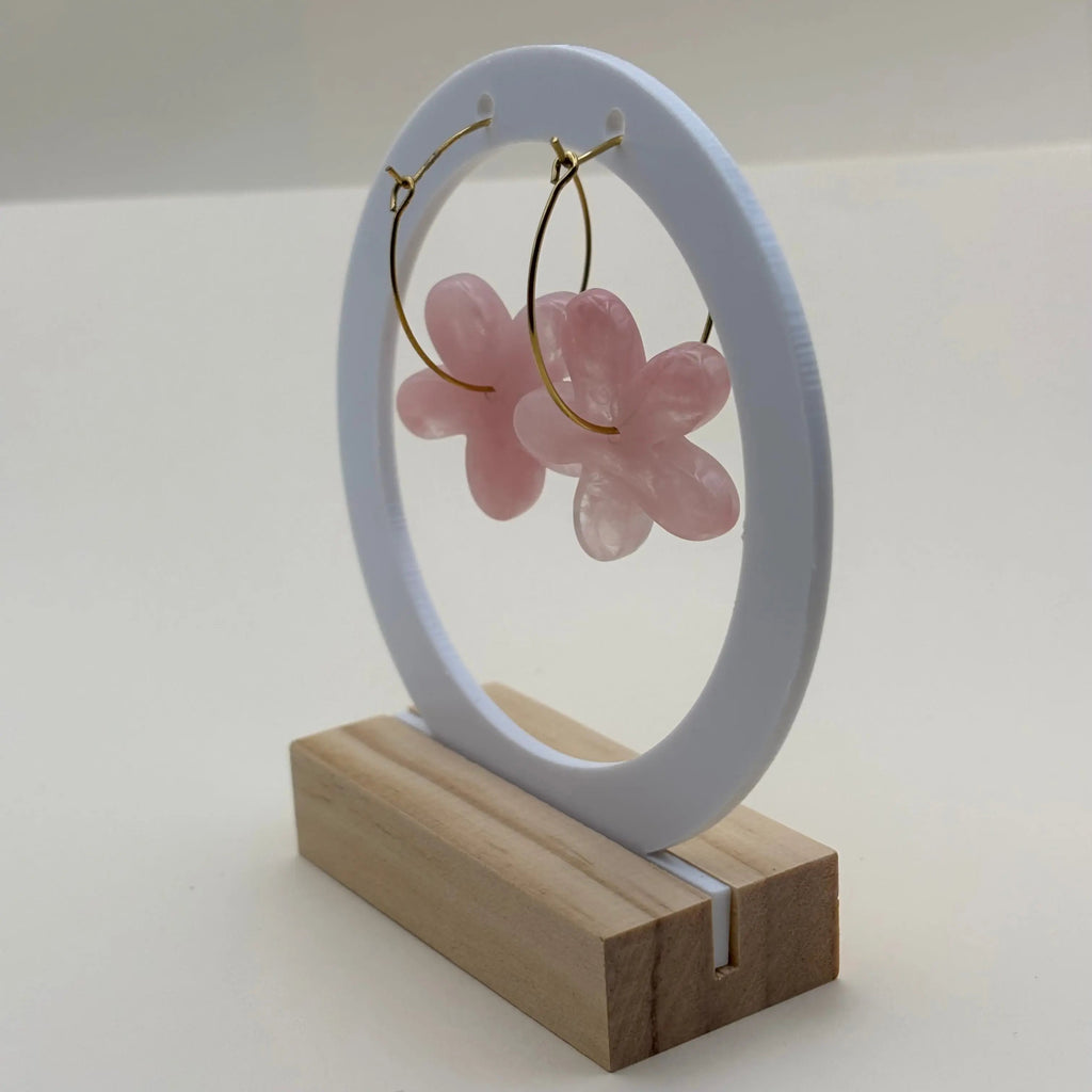 Une paire de boucles d’oreilles en résine en forme de fleurs couleur rose