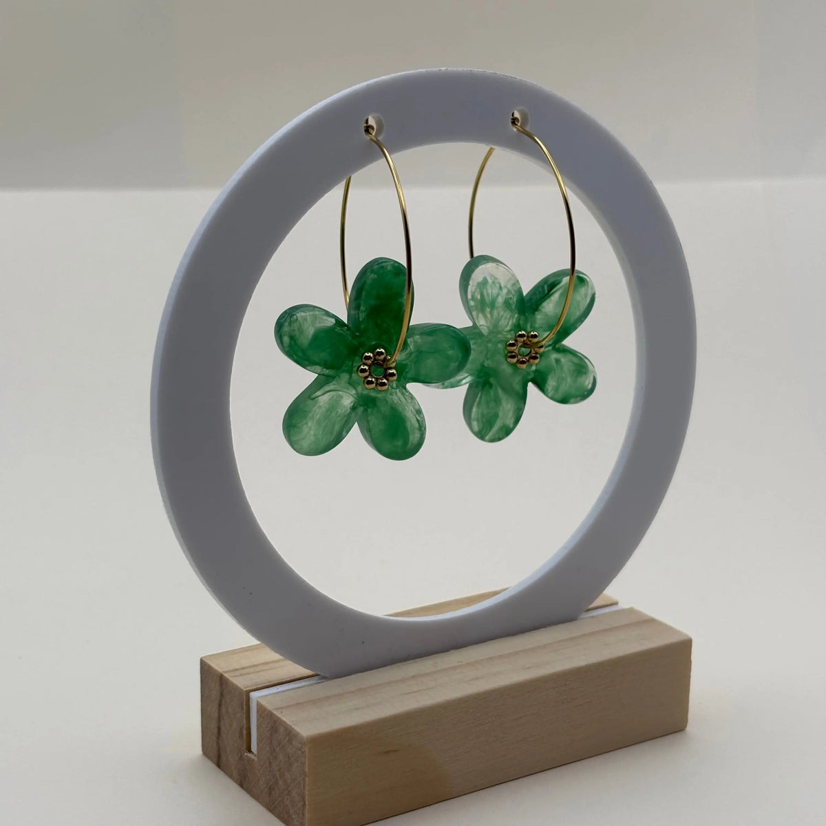 Boucles d’oreilles en résine en forme de fleurs couleur vertes