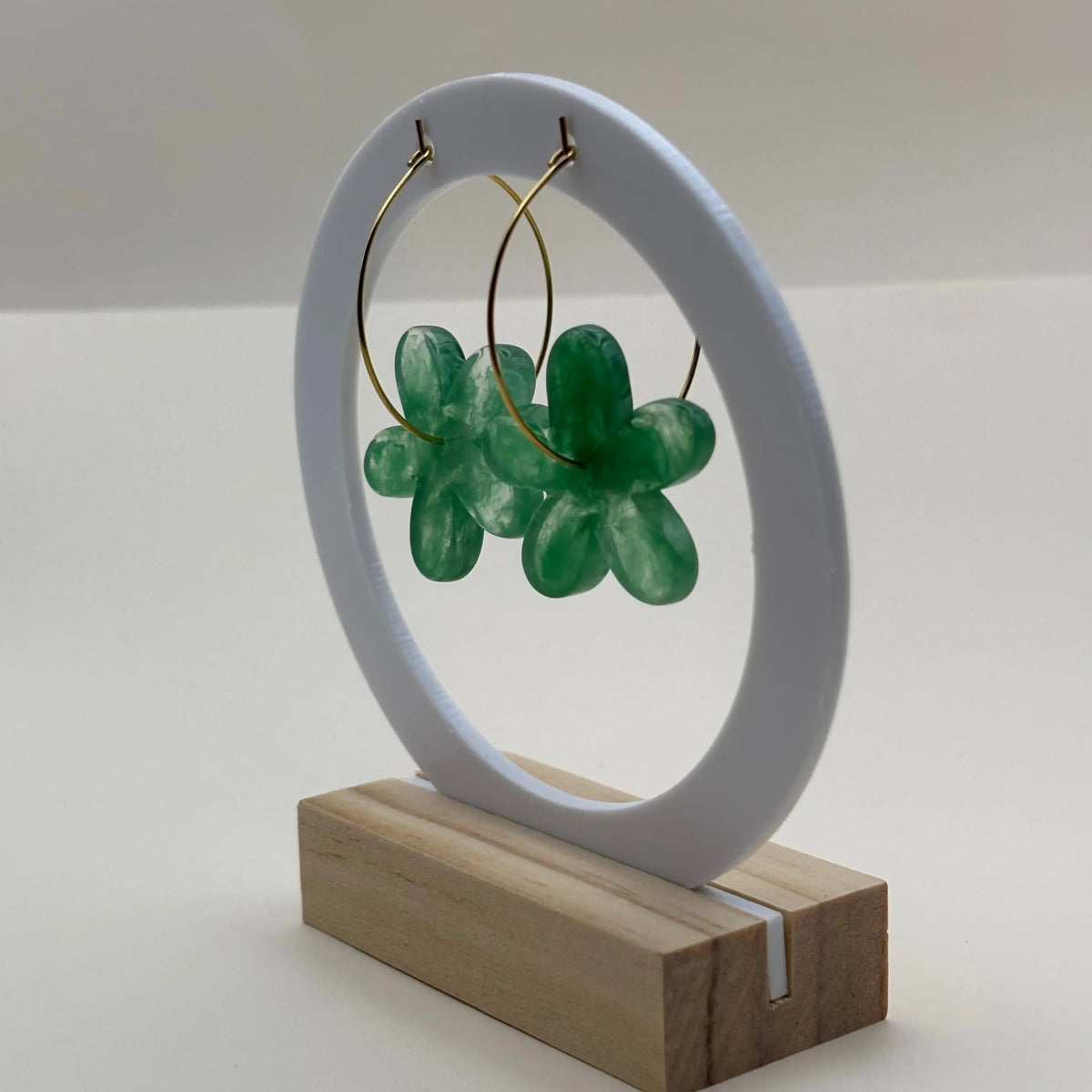 Une paire de boucles d’oreilles en résine en forme de fleurs couleur verte