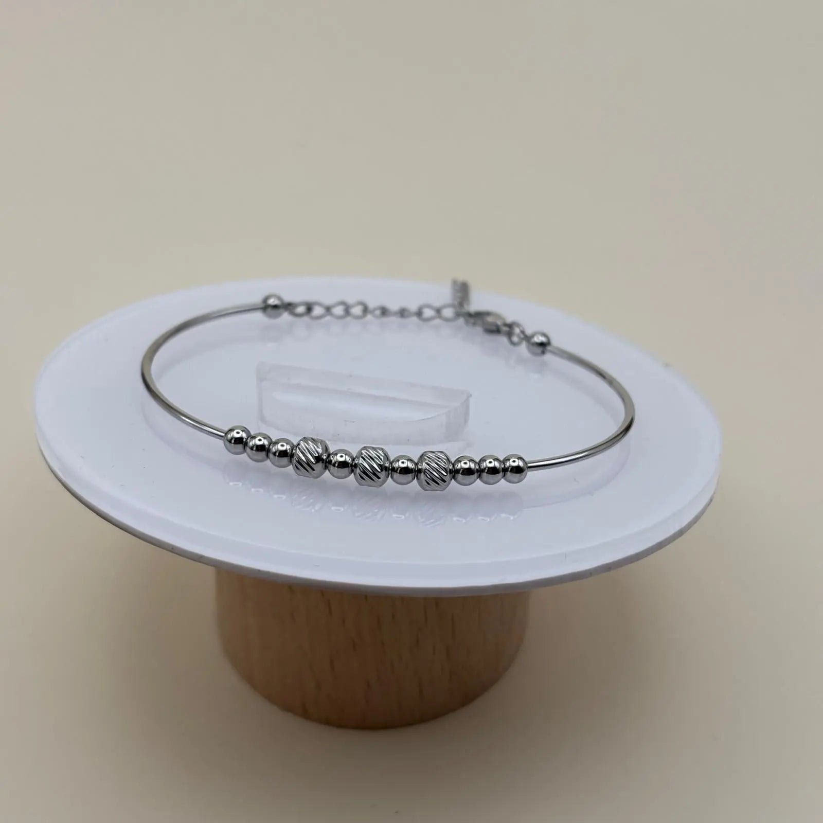 Bracelet argenté avec perles fines argentées rondes bracelet rigide et chainette