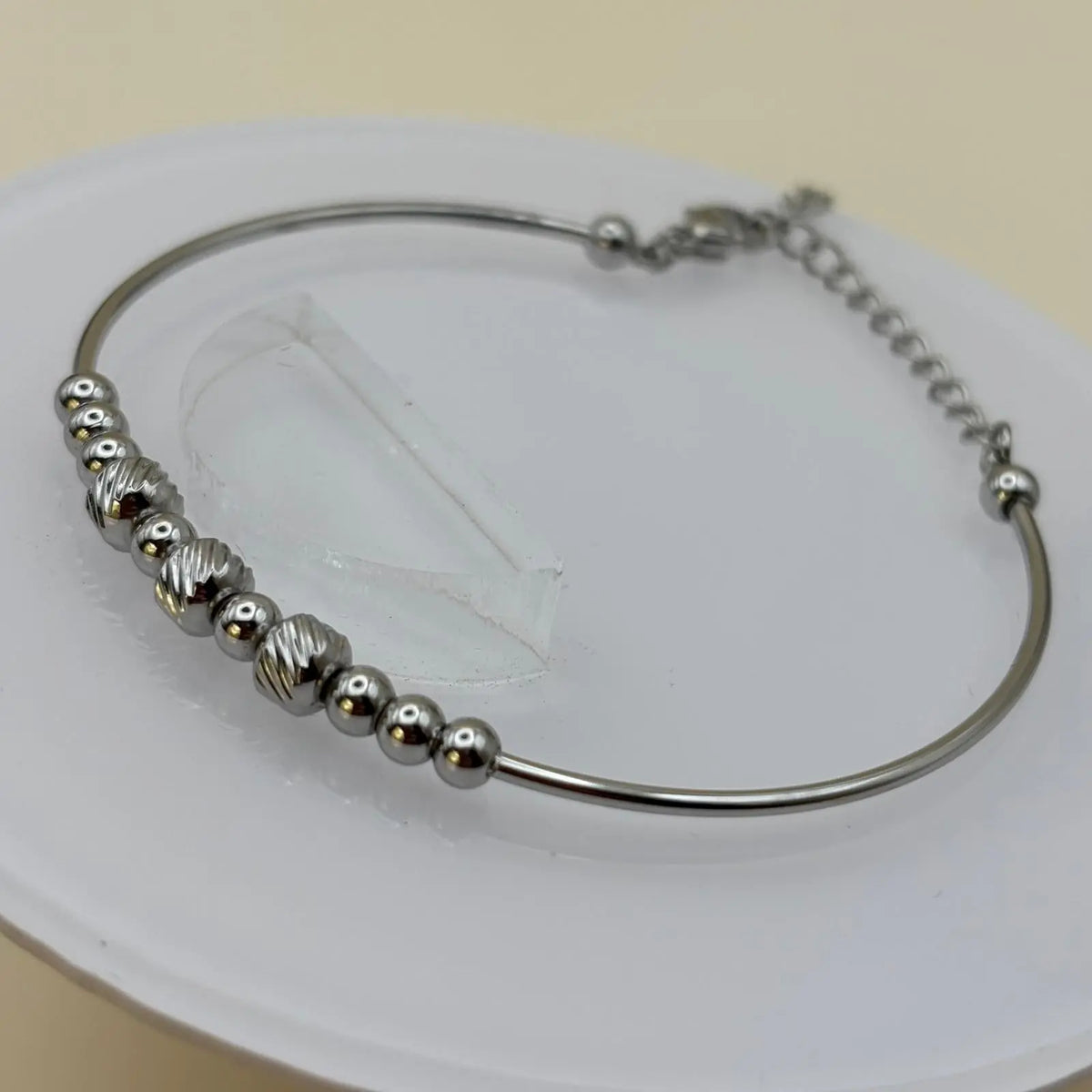 Bracelet de couleur argentée avec perles fines argentées rondes bracelet rigide et chainette