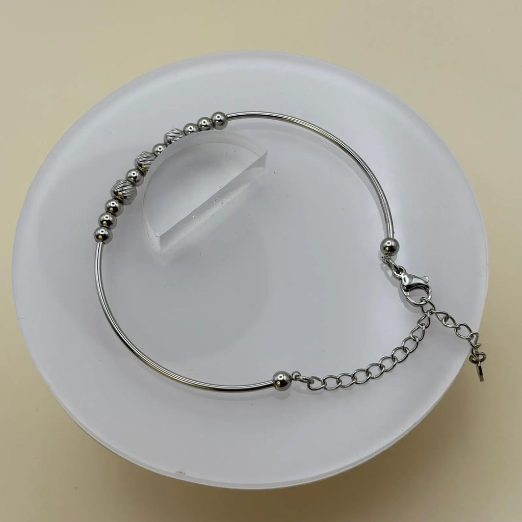 Bracelet argenté avec des perles fines argentées rondes bracelet rigide et chainette