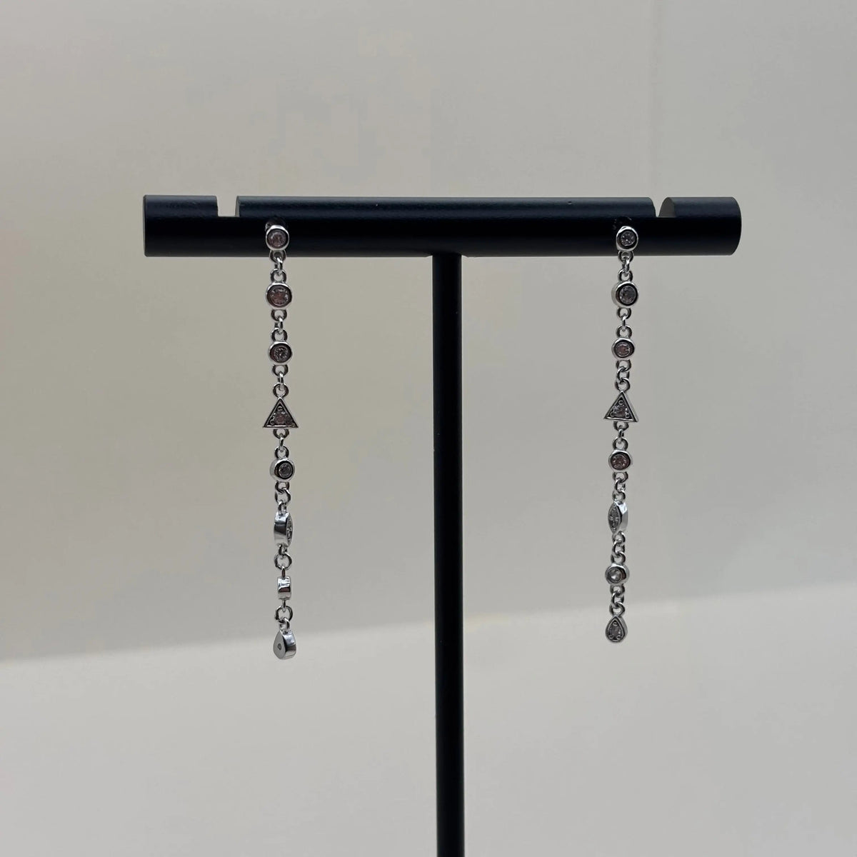 Boucles d’oreilles argentées avec pierres fines et zircons