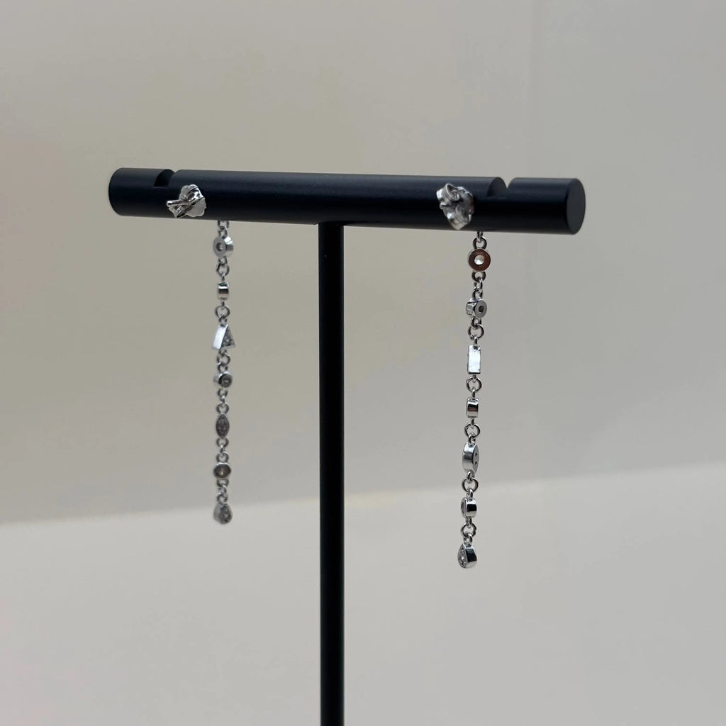 Des boucles d’oreilles argentées avec pierres fines et zircons