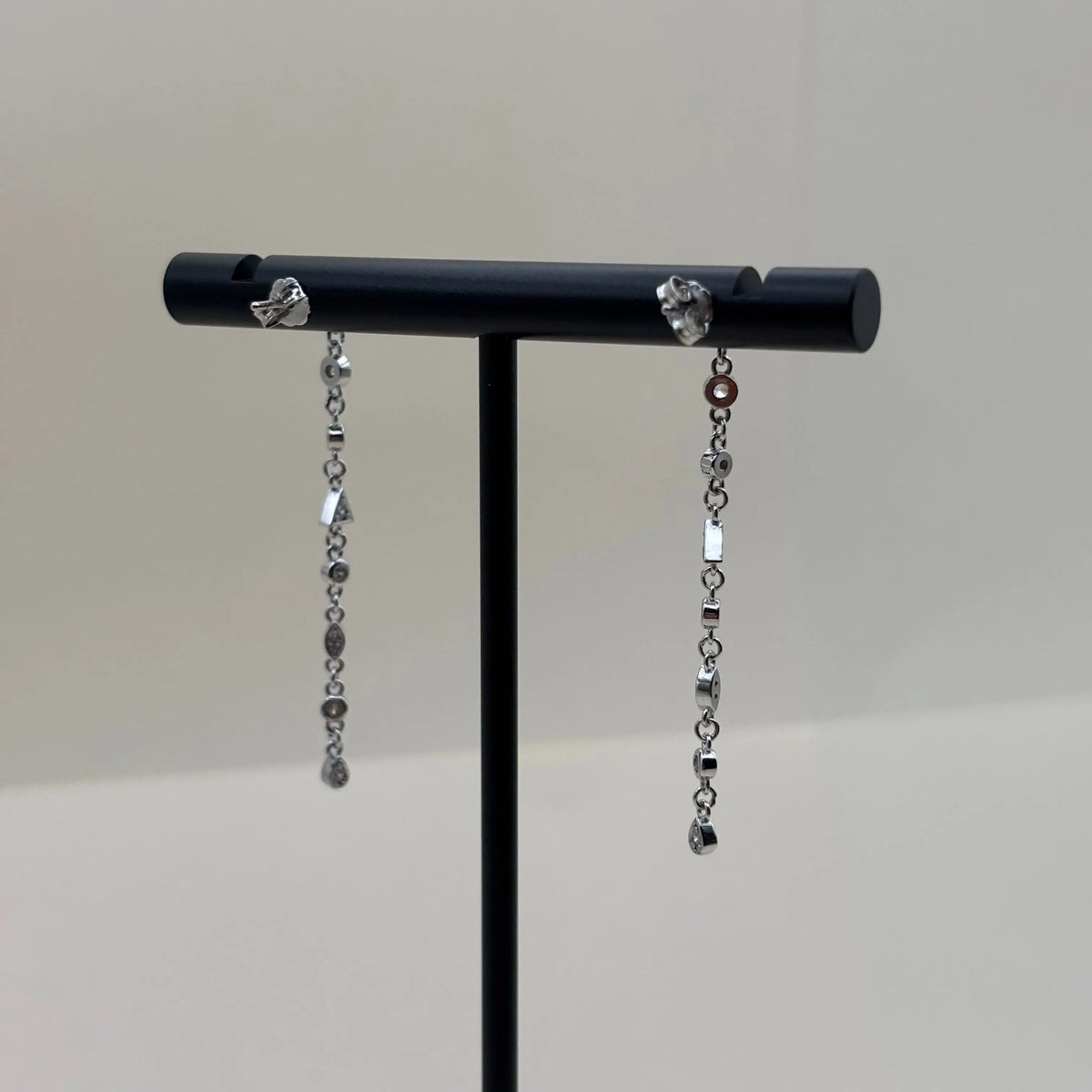 Des boucles d’oreilles argentées avec pierres fines et zircons