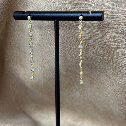 Boucles d’oreilles dorées avec pierres fines et zircons sur le site internet prêtes à briller