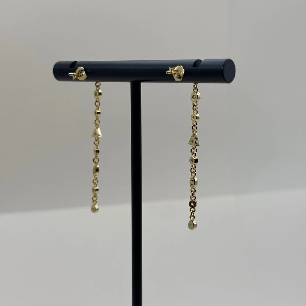 Des boucles d’oreilles dorées avec pierres fines et zircons