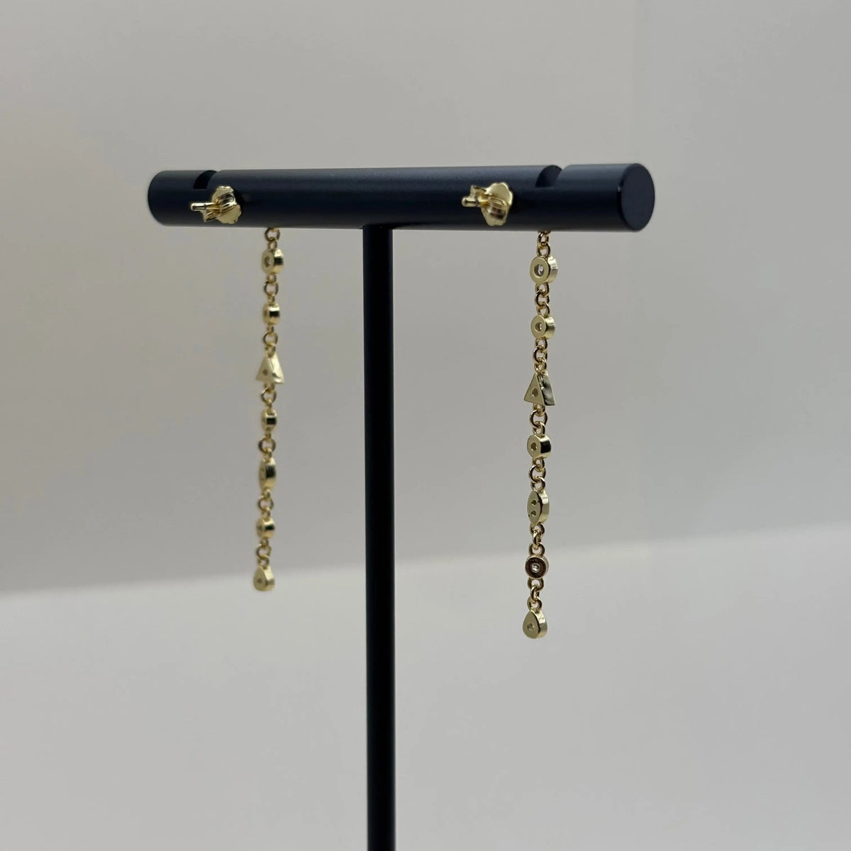 Des boucles d’oreilles dorées avec pierres fines et zircons