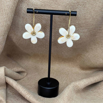 Boucles d’oreilles en résine en forme de fleurs couleur écrue sur le site internet prêtes à briller