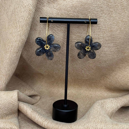 Boucles d’oreilles en résine en forme de fleurs couleur noire sur le site internet prêtes à briller